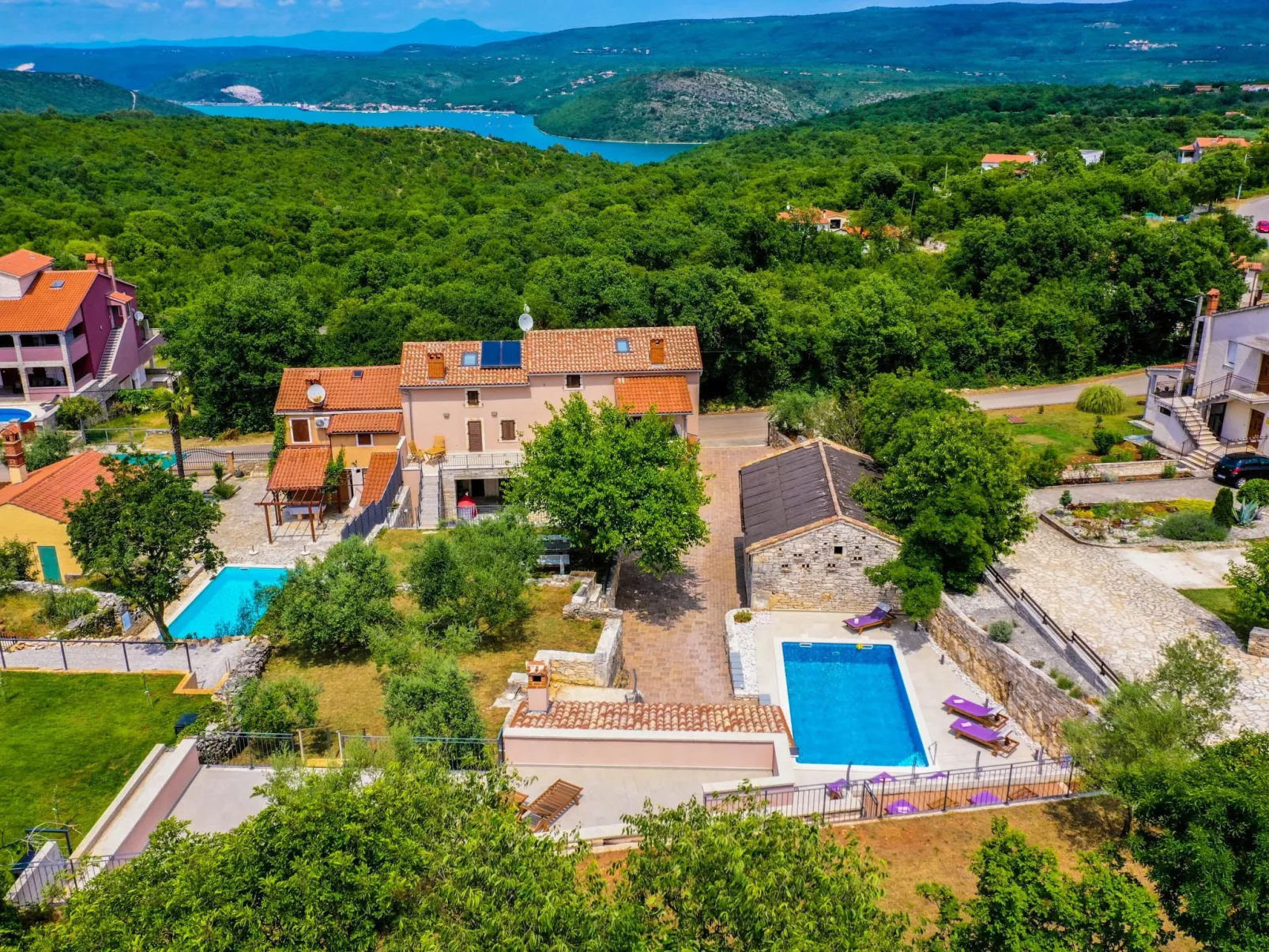 Luxuriöse Villa auf großem Privatgrundstück