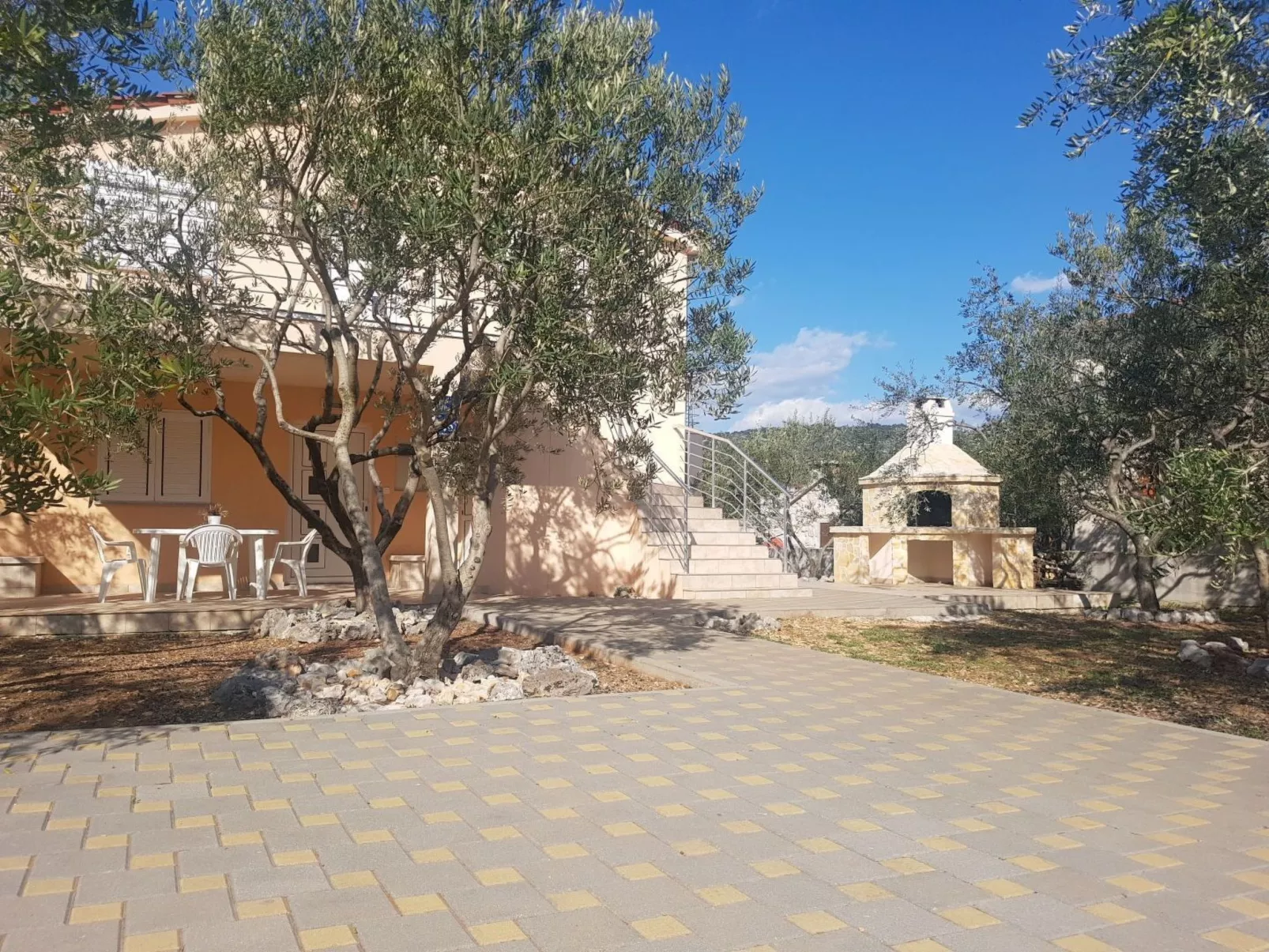 Mit Blick auf das Wasser