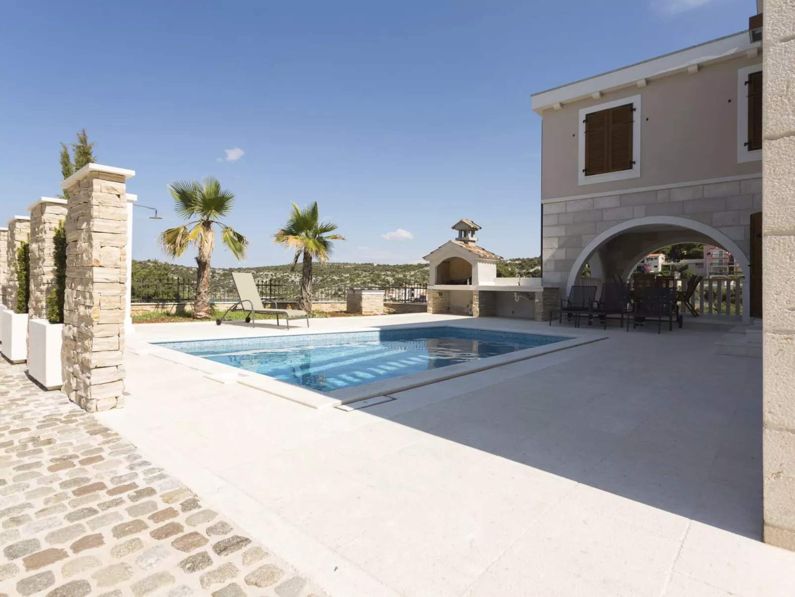 Villa Elena mit Pool, nur 60 Meter zum Meer