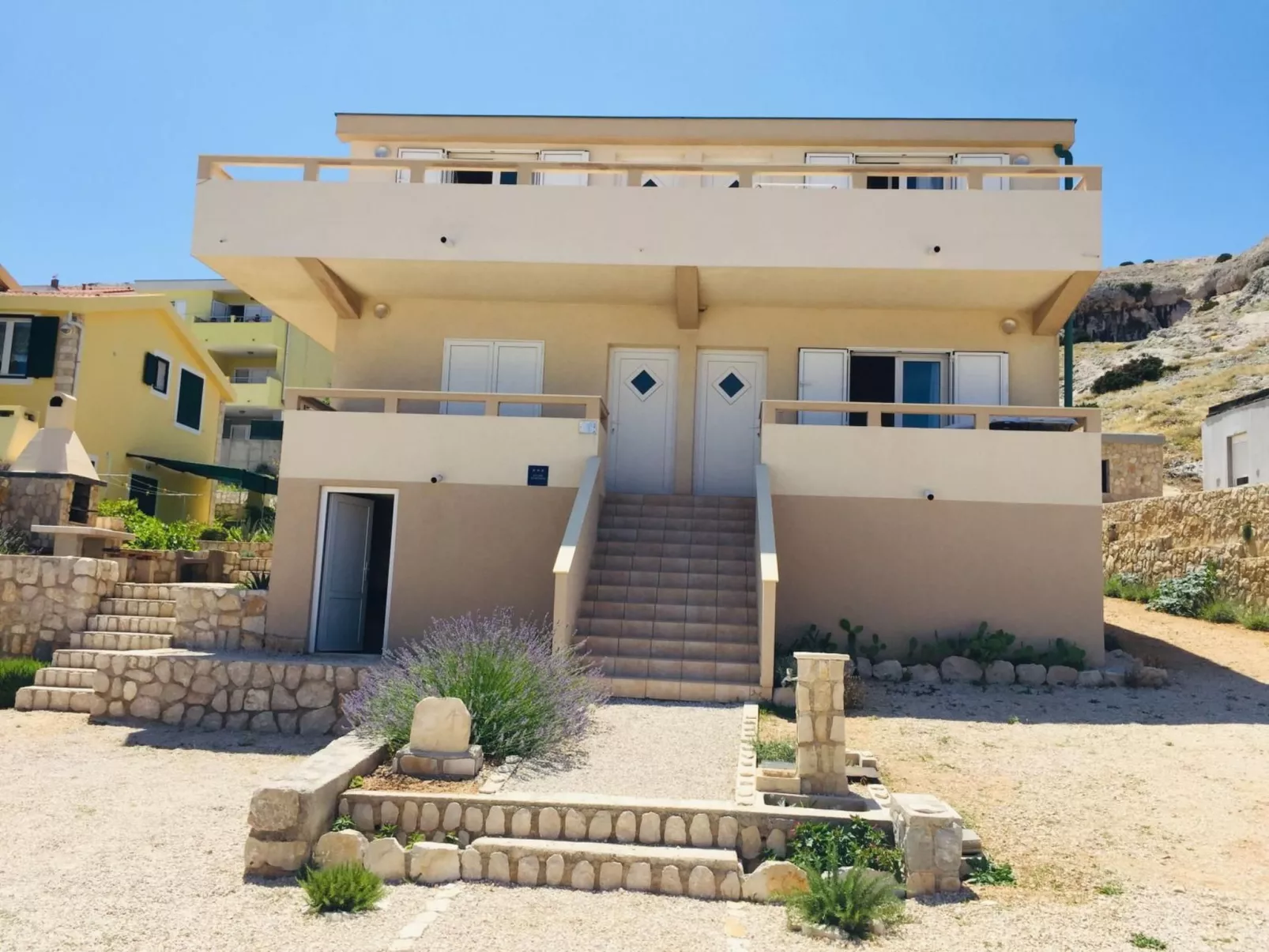 "Gubo2" mit Blick auf das Wasser