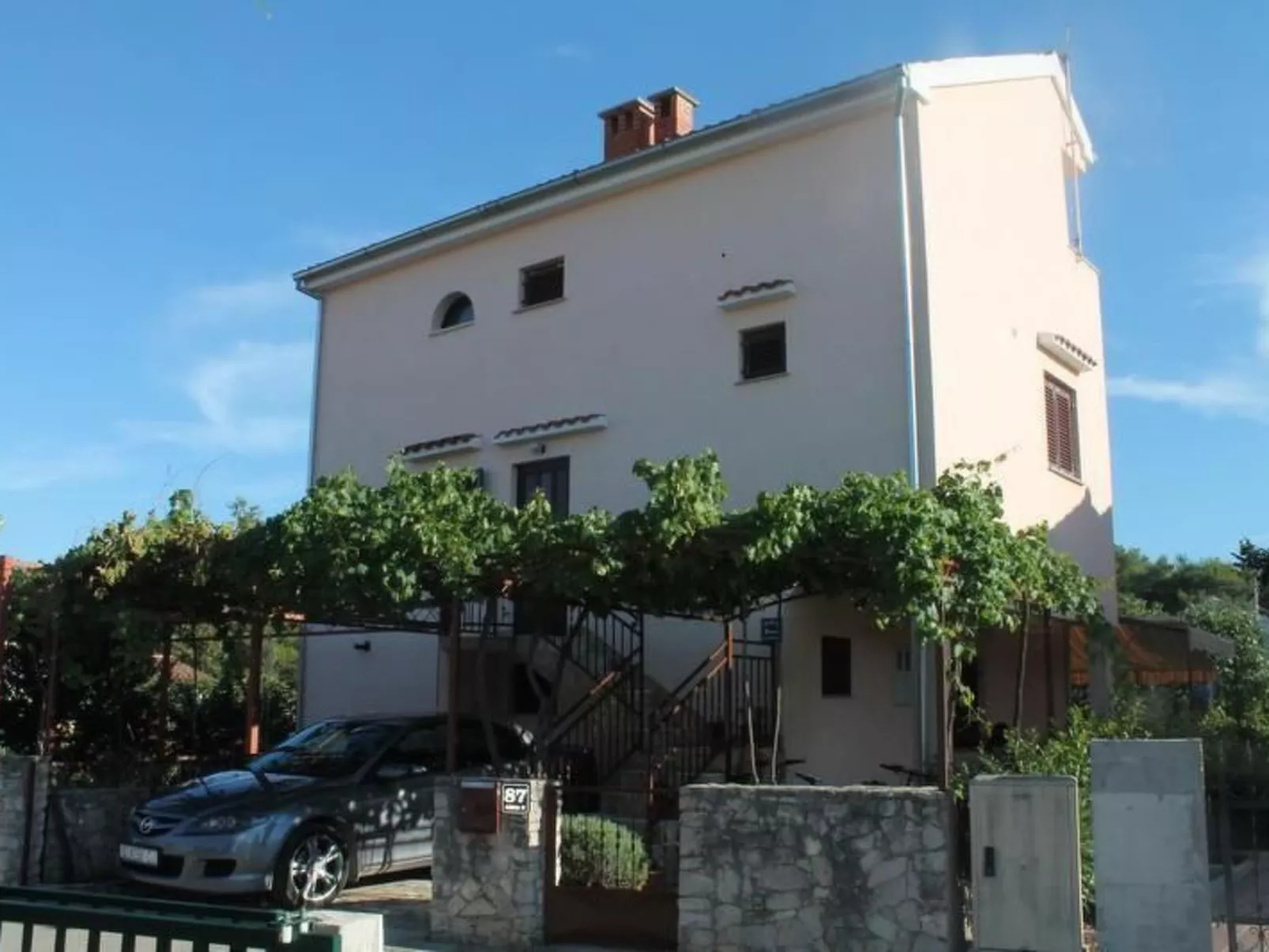 Wohnung Jadrija mit zwei Balkonen in Strandnähe