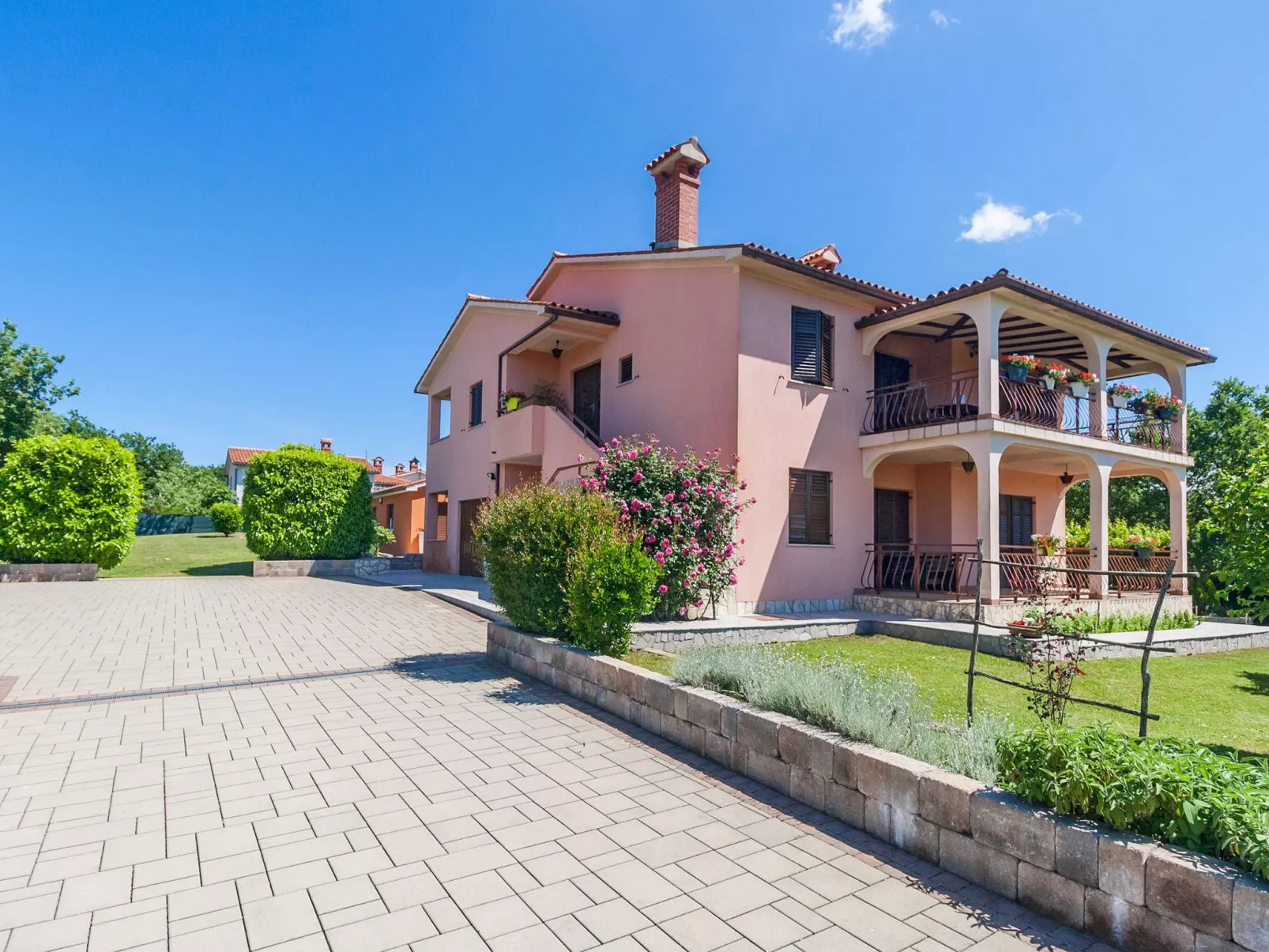 Vollständig freistehendes Haus mit schönem Garten
