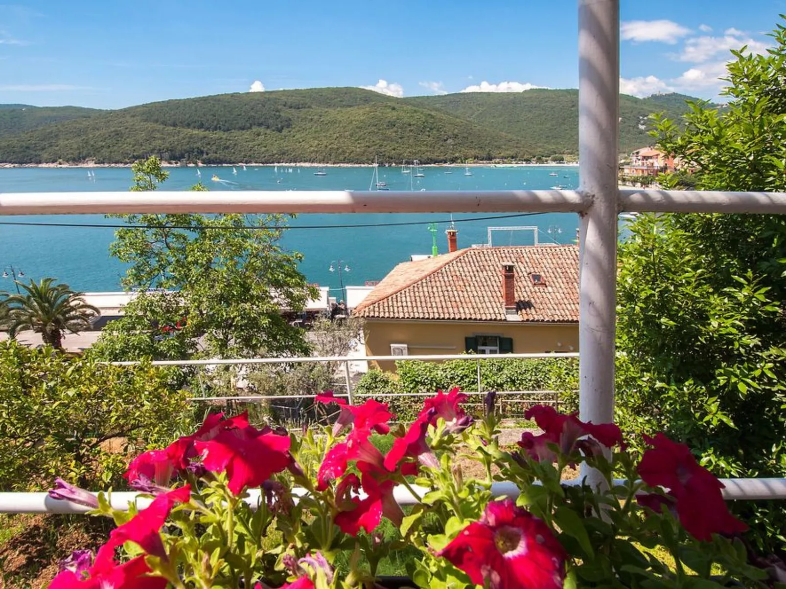 Mit Blick auf das Wasser