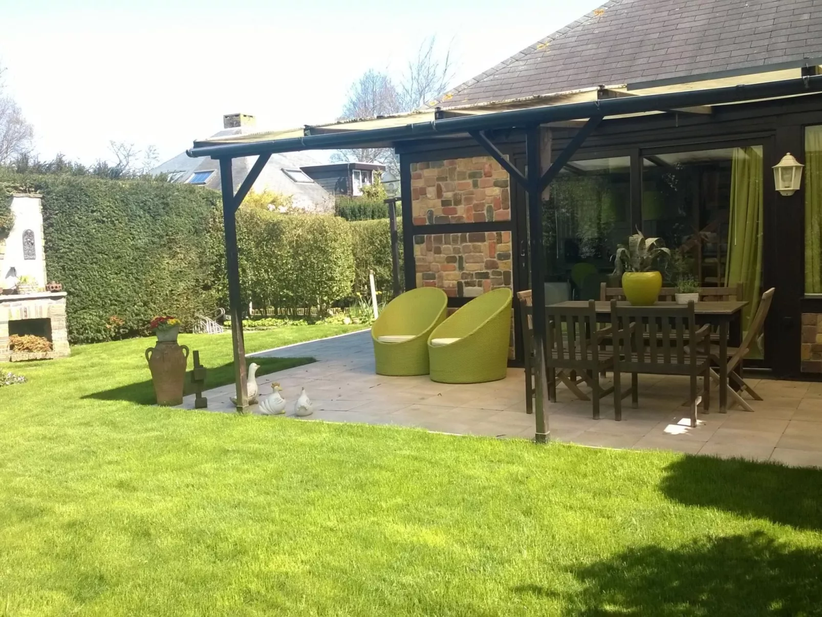 Gemütliches Vier-Personen-Bungalow mit Überdachung