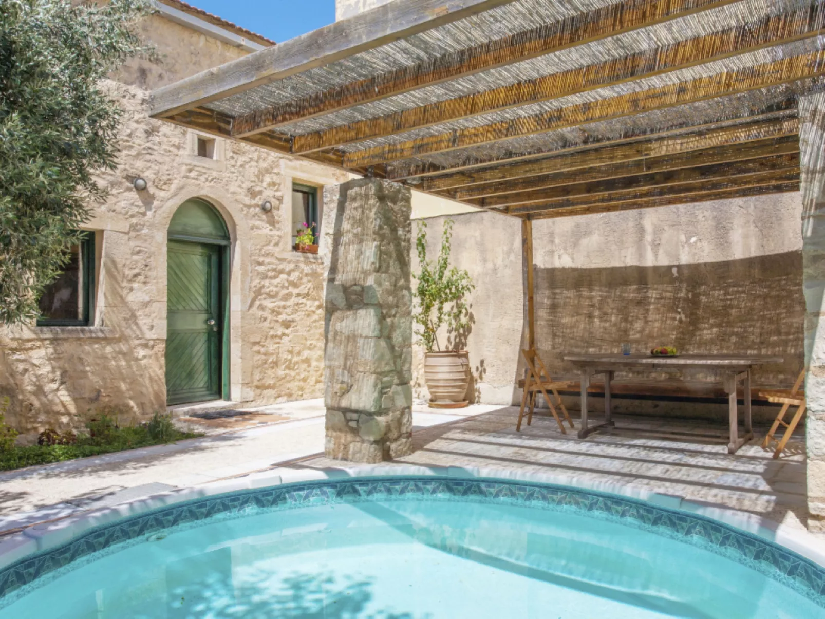 Mit privatem Pool in Roustika