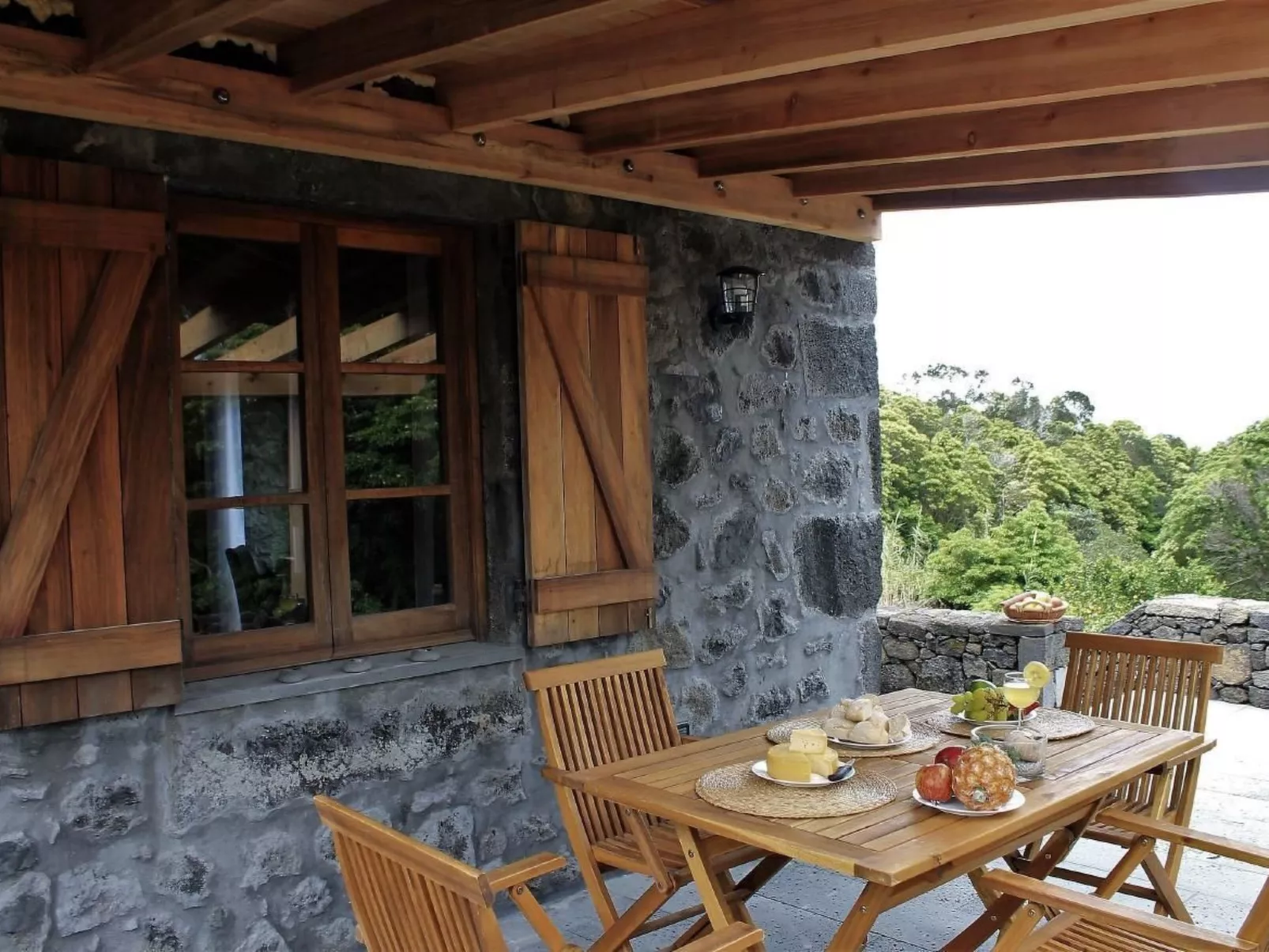 "Vinea Lava" mit Blick auf das Wasser