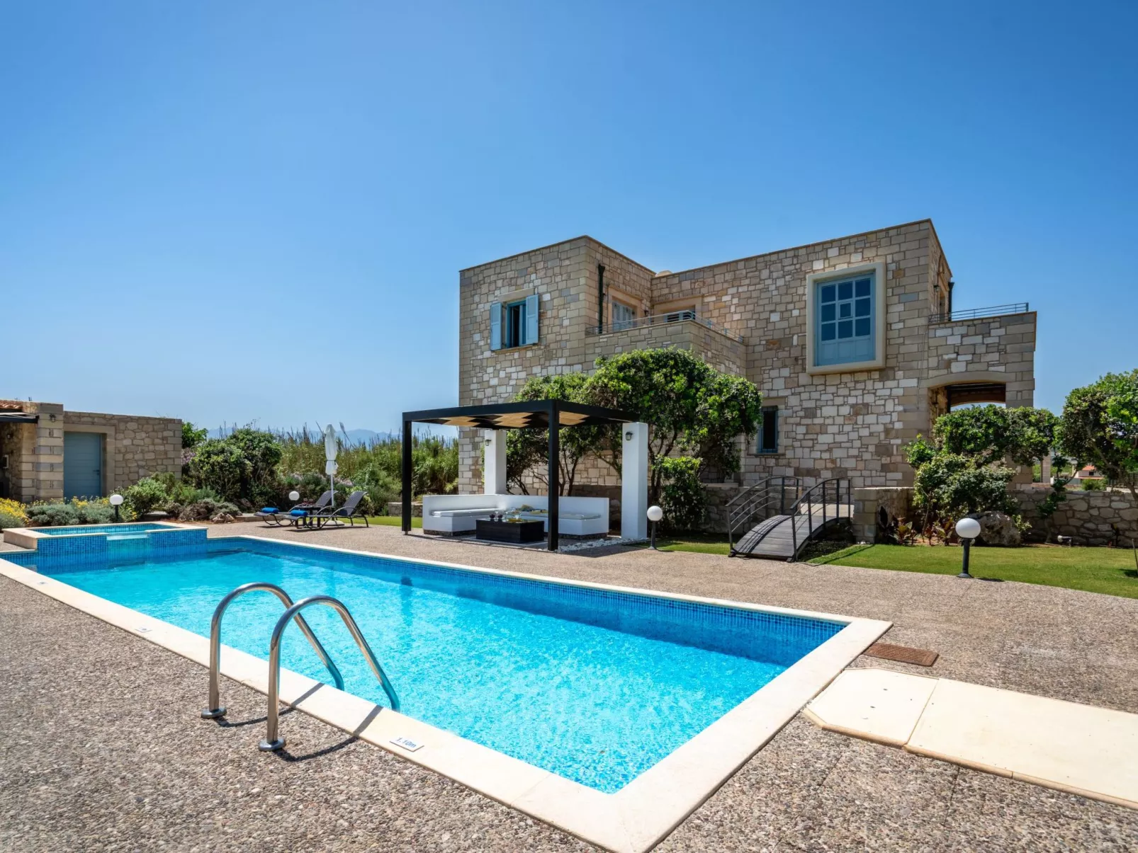 Villa am Strand mit privatem Pool und Tischtennisplatte