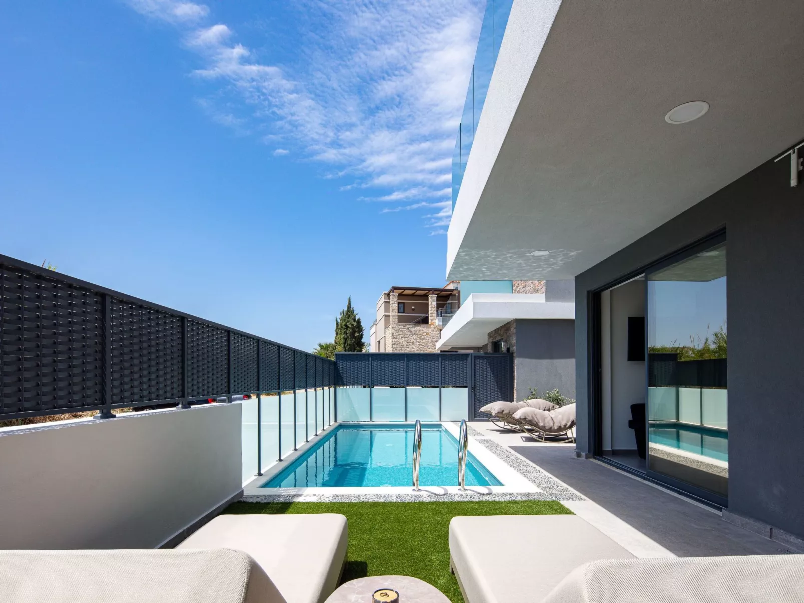 VillaSaints II - Elegante Pool-Villa in Strandnähe