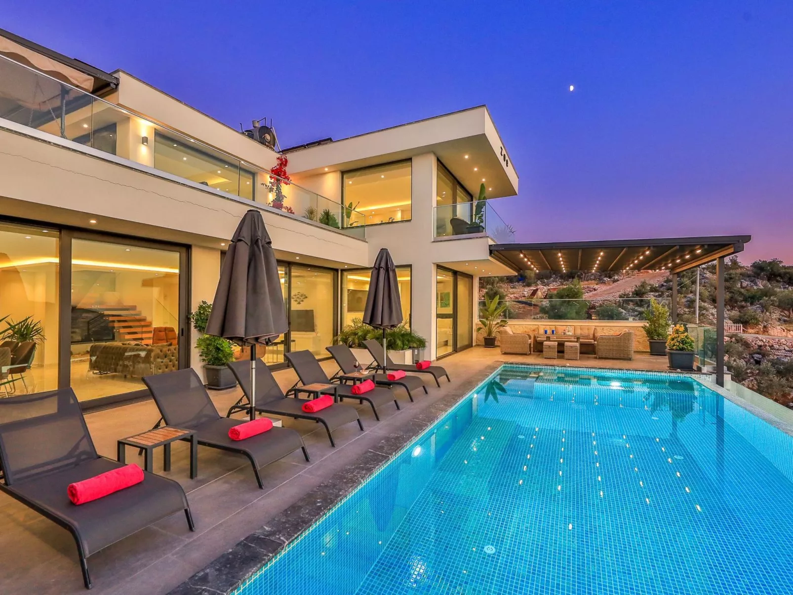 Moderne Luxusvilla in Kalkan mit Meerblick