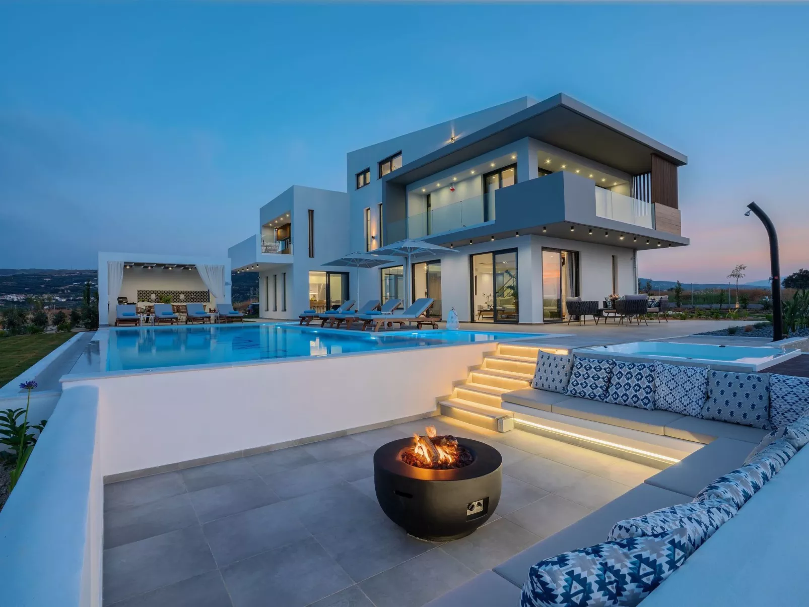 Lux-Villa mit Innen- und Außenpool, BBQ und Fitnessraum