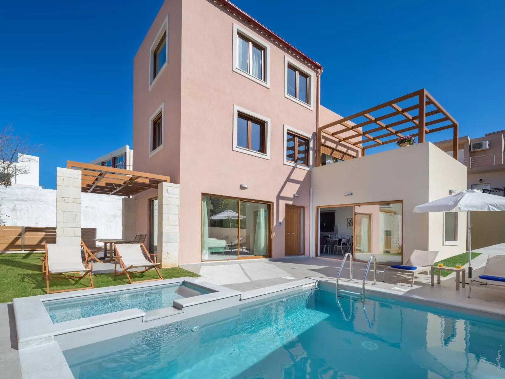 Haus in Agia Marina mit Außenpool