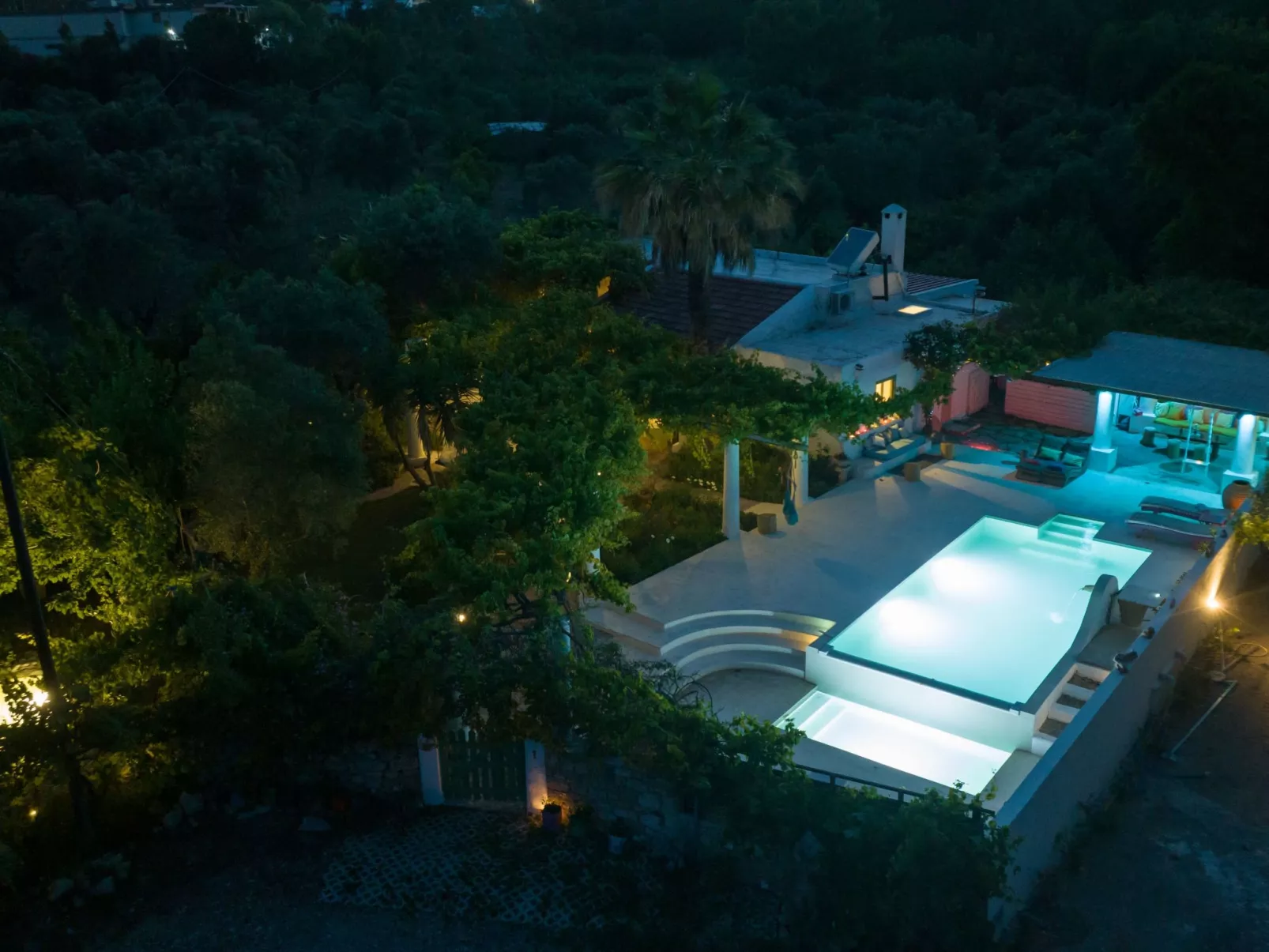 Hütte mit eigenem Garten und Grill