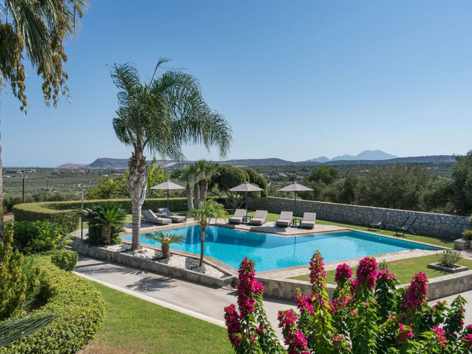 Villa mit Pool, Spielplatz, Pingpong und Grillplatz