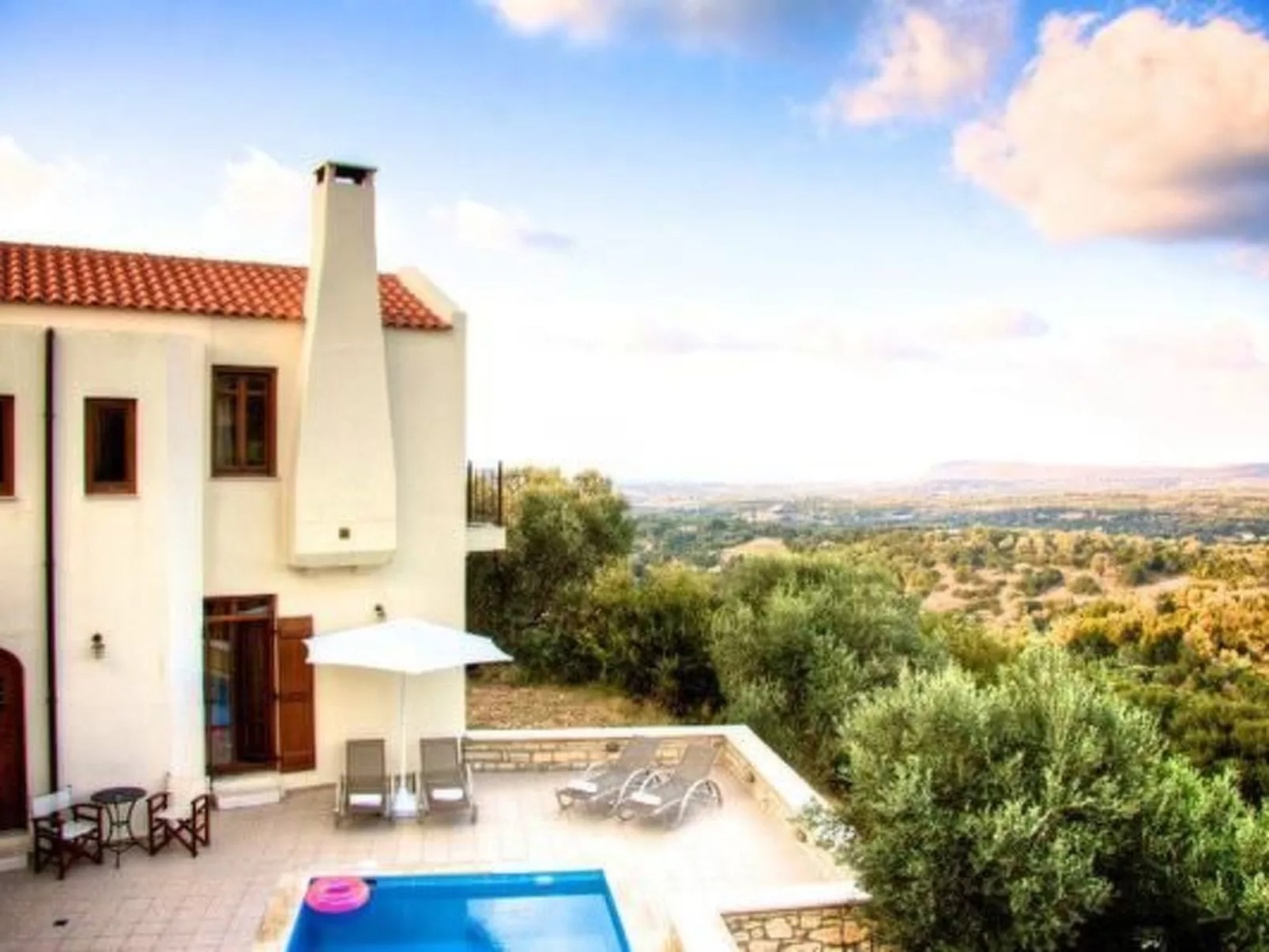 Angenehmes Haus mit Grill, Pool und Terrasse