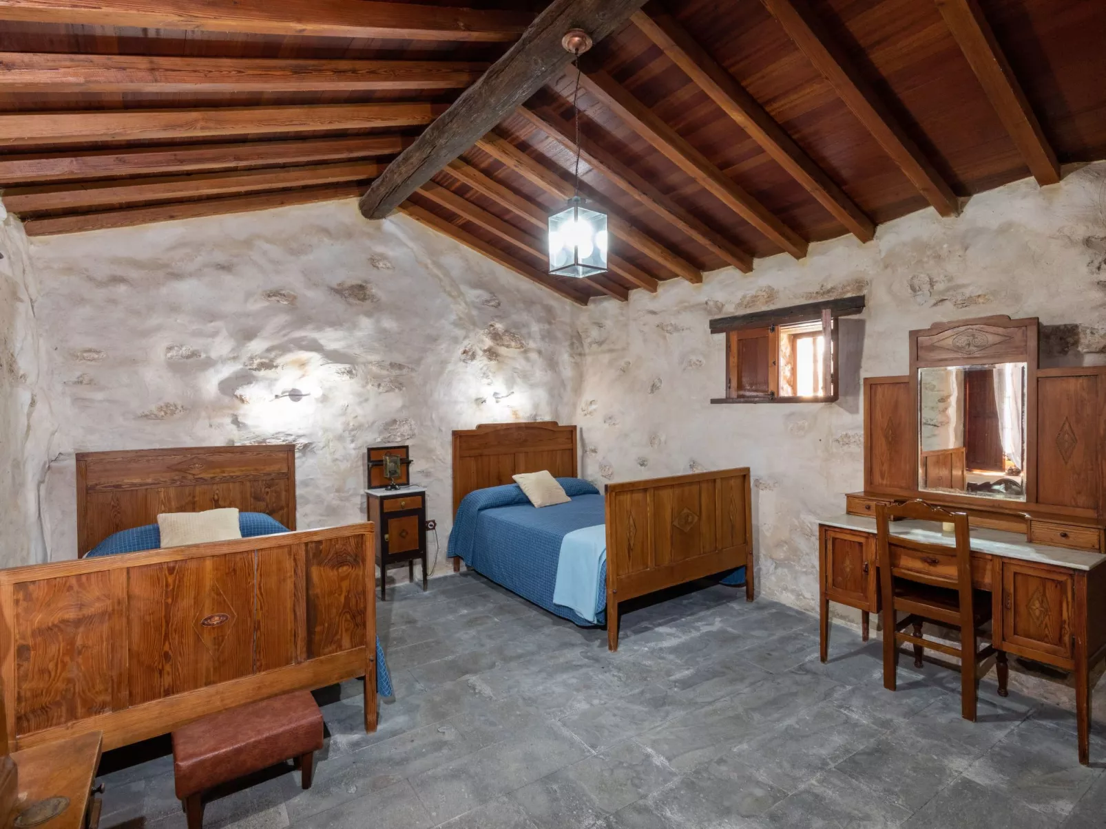 "Tamasite ajuy" mit Schwimmbad