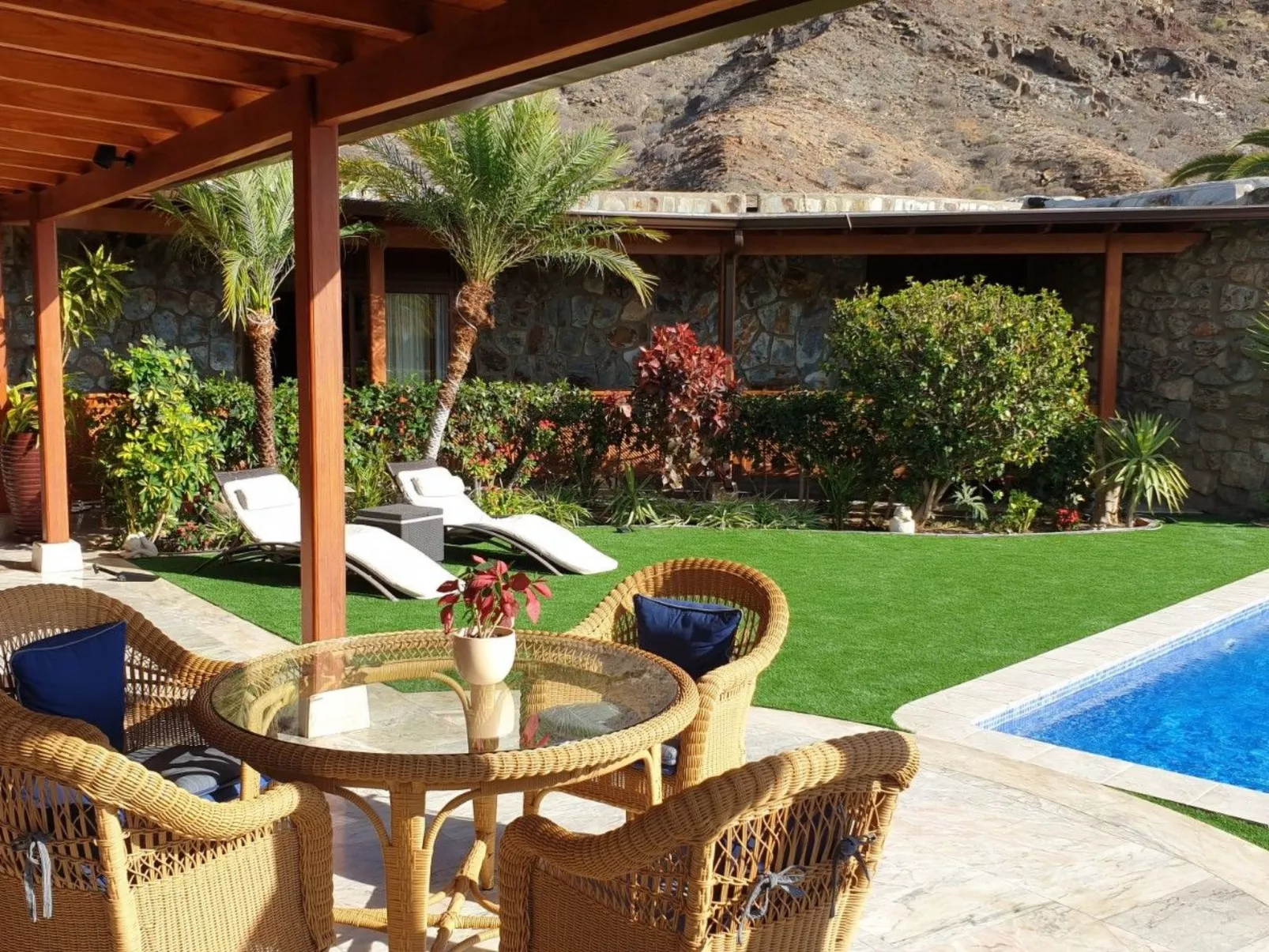 Villa mit Garten, Pool , Grill und Terrasse