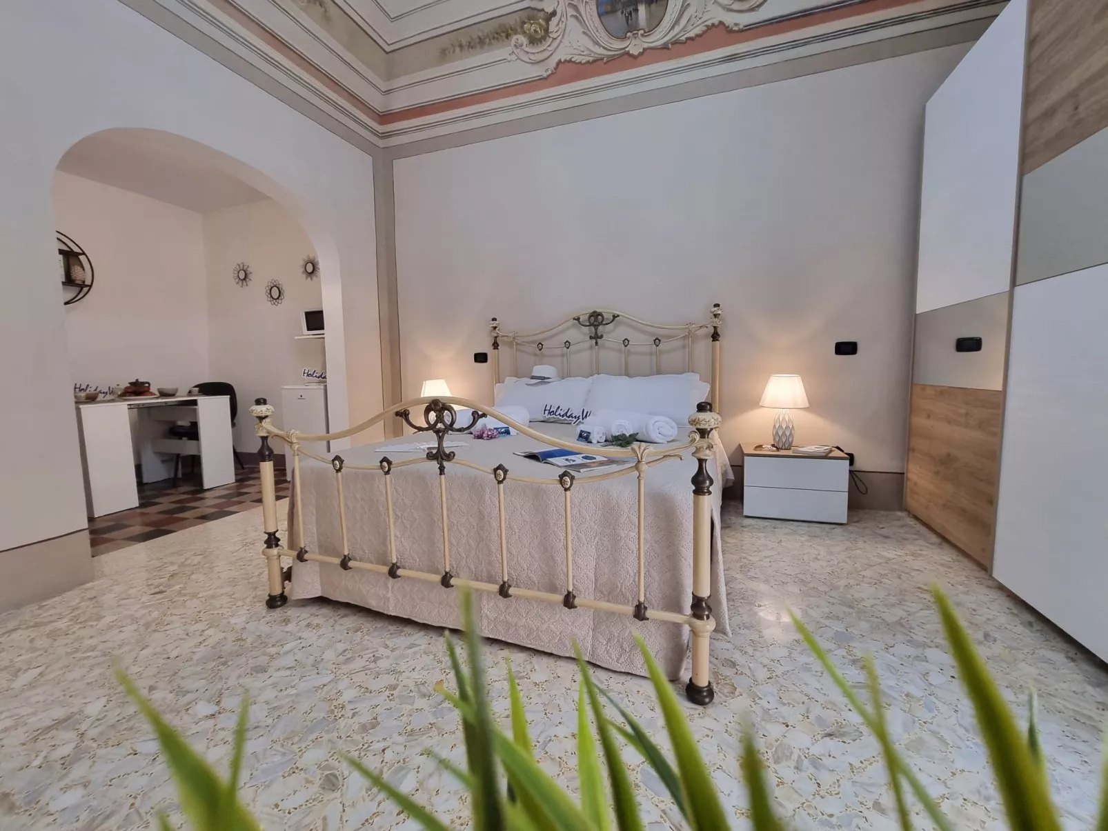 Donna Elisa von Holiday World