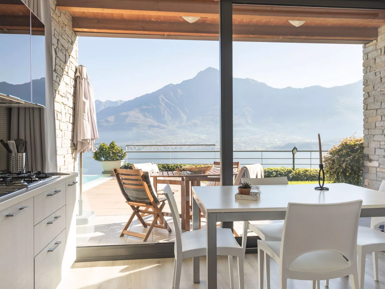 Wohnung mit Schwimmbad und fantastischem Seeblick