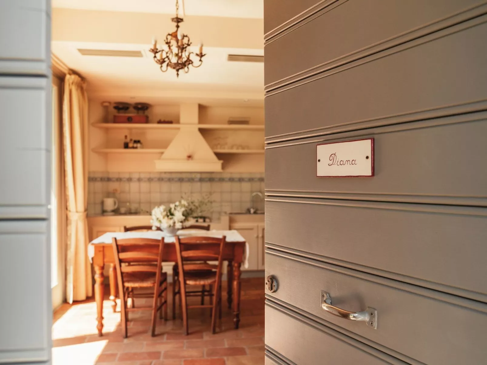 In einem Bauernhaus in den Hügeln, mit Garten und Pool