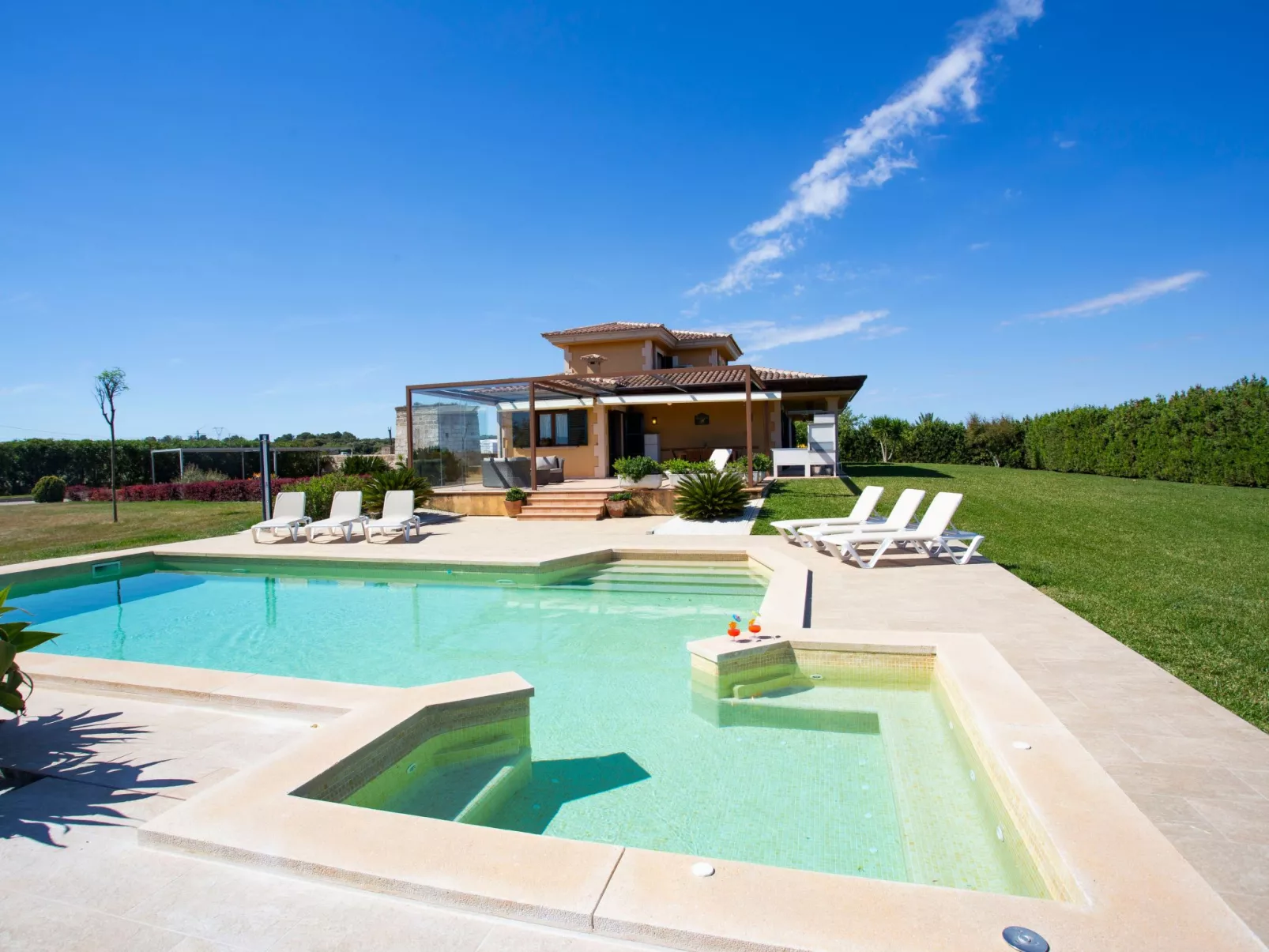 Can Vanrell, mit Schwimmbad, Jacuzzi und Rasenfläche.