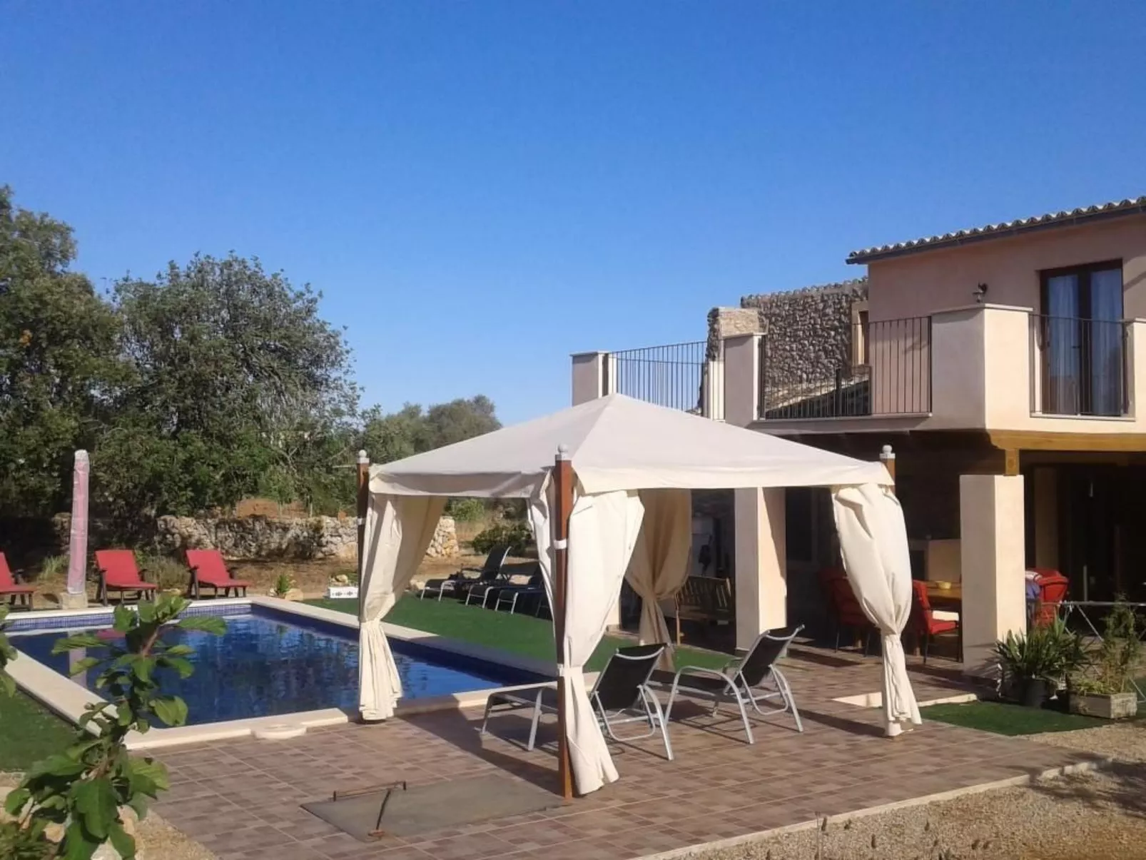 Freistehendes Landhaus mit Schwimmbad