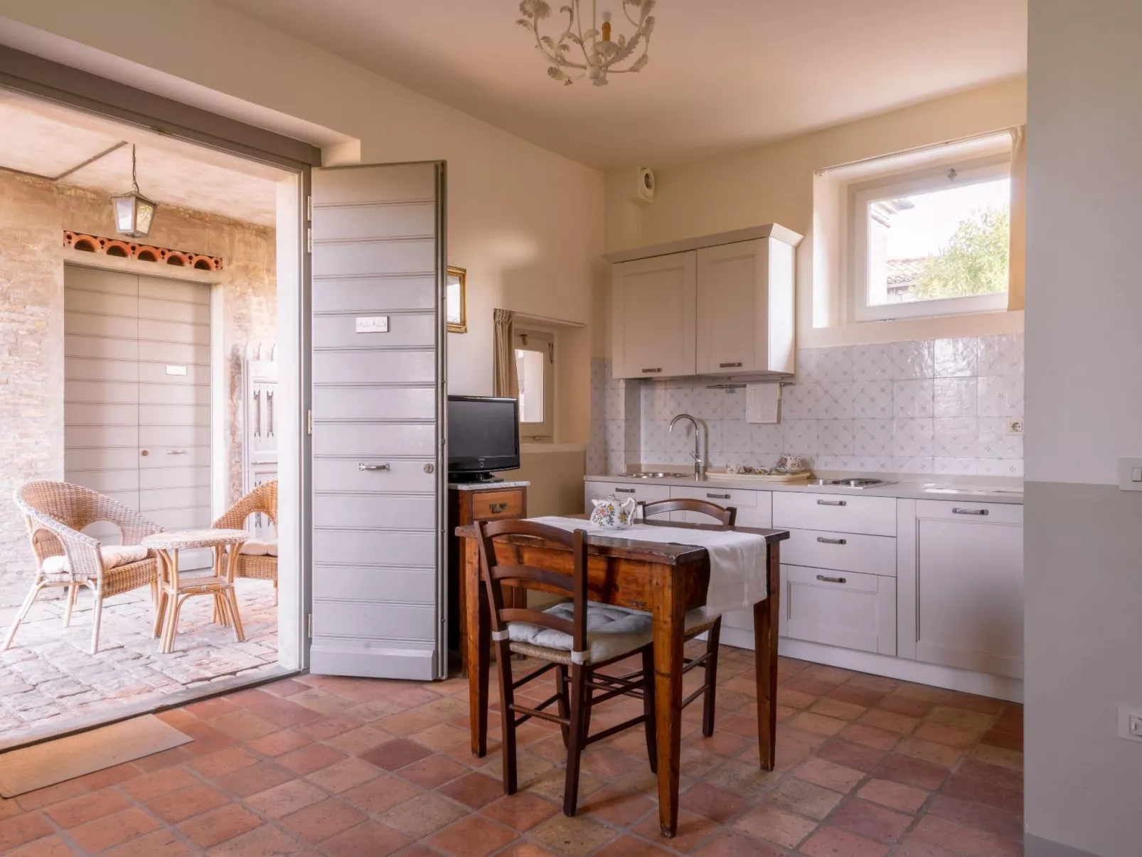 Studio-Apartment mit Garten, Grill, Pool und Aussicht