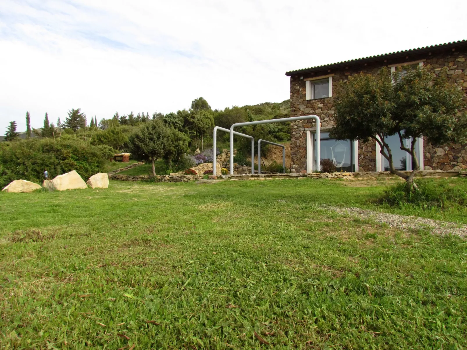 Unterkunft in einer Höhle mit Privatparkplatz