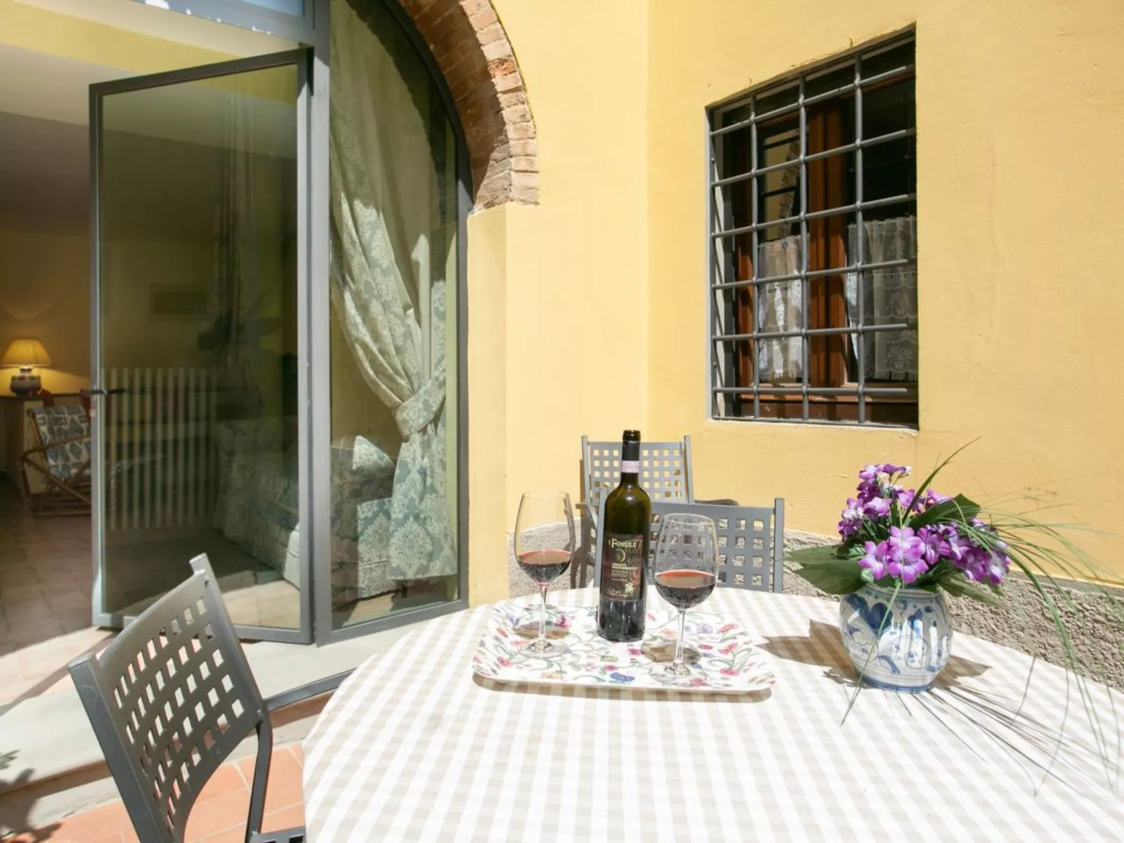 Bouganville' Anwesen mit Terrasse