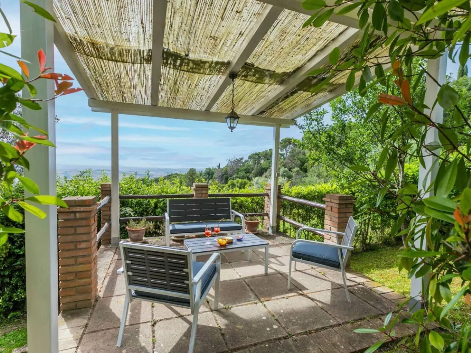 Zweizimmerwohnung mit Schwimmbad und Garten zur alleinigen Nutzung