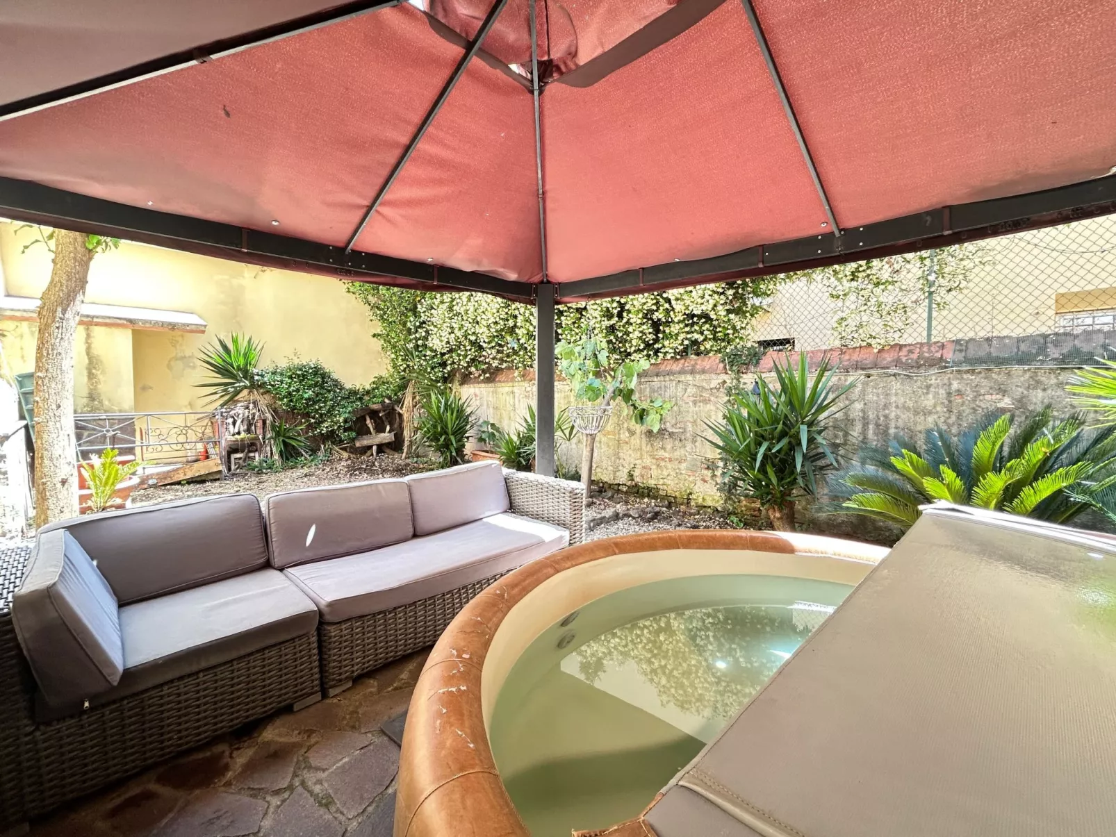 Zwei Schlafzimmer mit Garten und Whirlpool