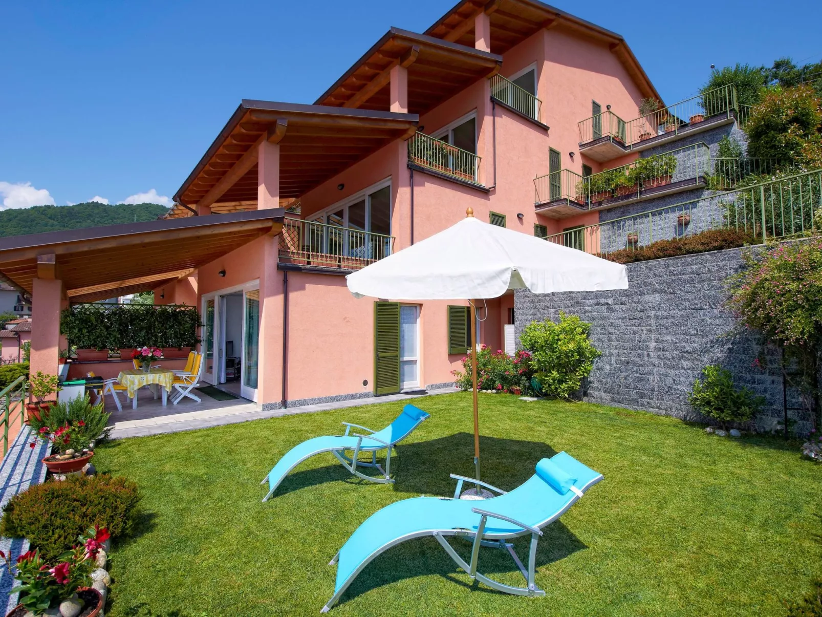 Türkisfarbenes Haus mit fantastischer Aussicht