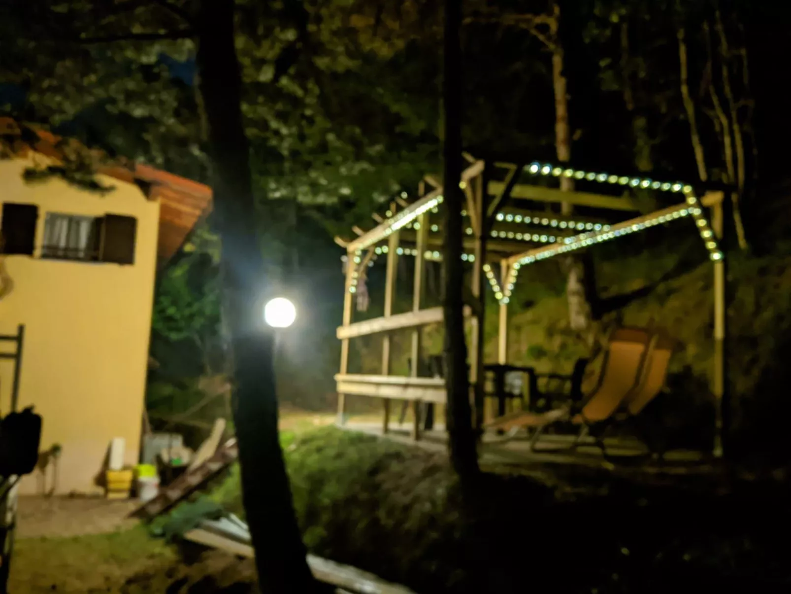 In einer Villa mit Garten und Blick auf den Gardasee