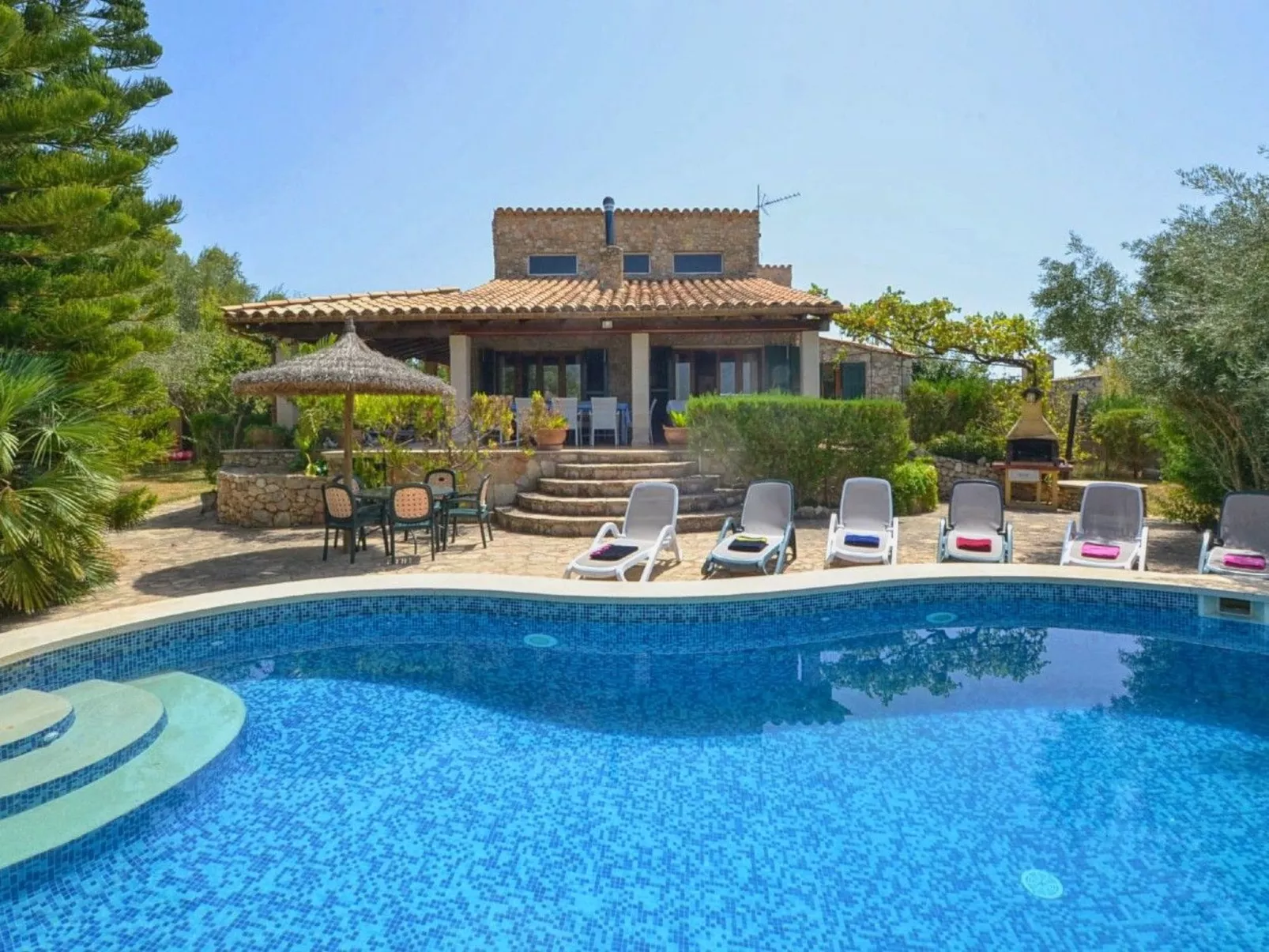 Villa mit Garten, Grill und Terrasse