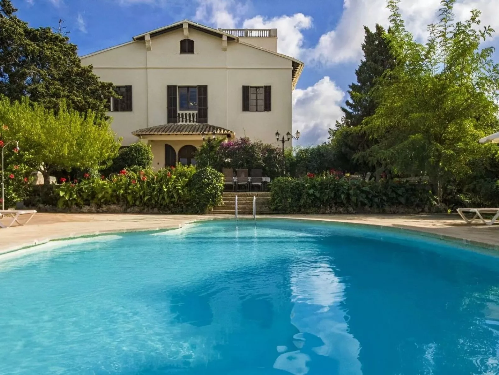 Großes Landhaus mit Schwimmbad in Meeresnähe