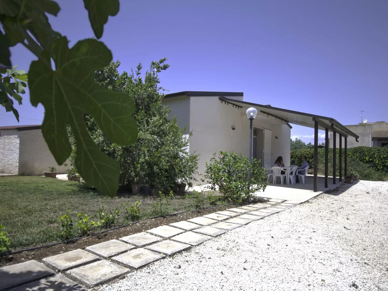 Ebenerdig auch für Rollstuhlfahrer geeignet mit Terrasse und Parkplatz