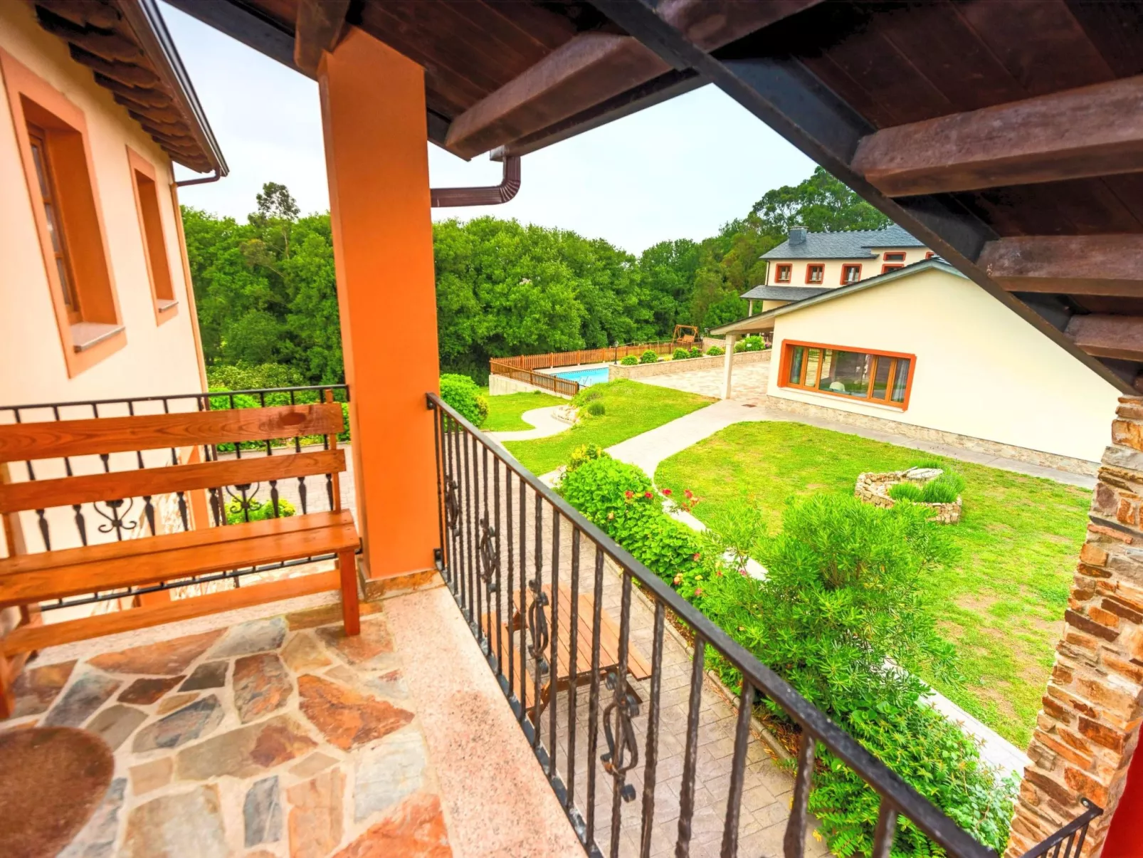 Unterkunft mit Aussicht in "Apartamentos Navalin".