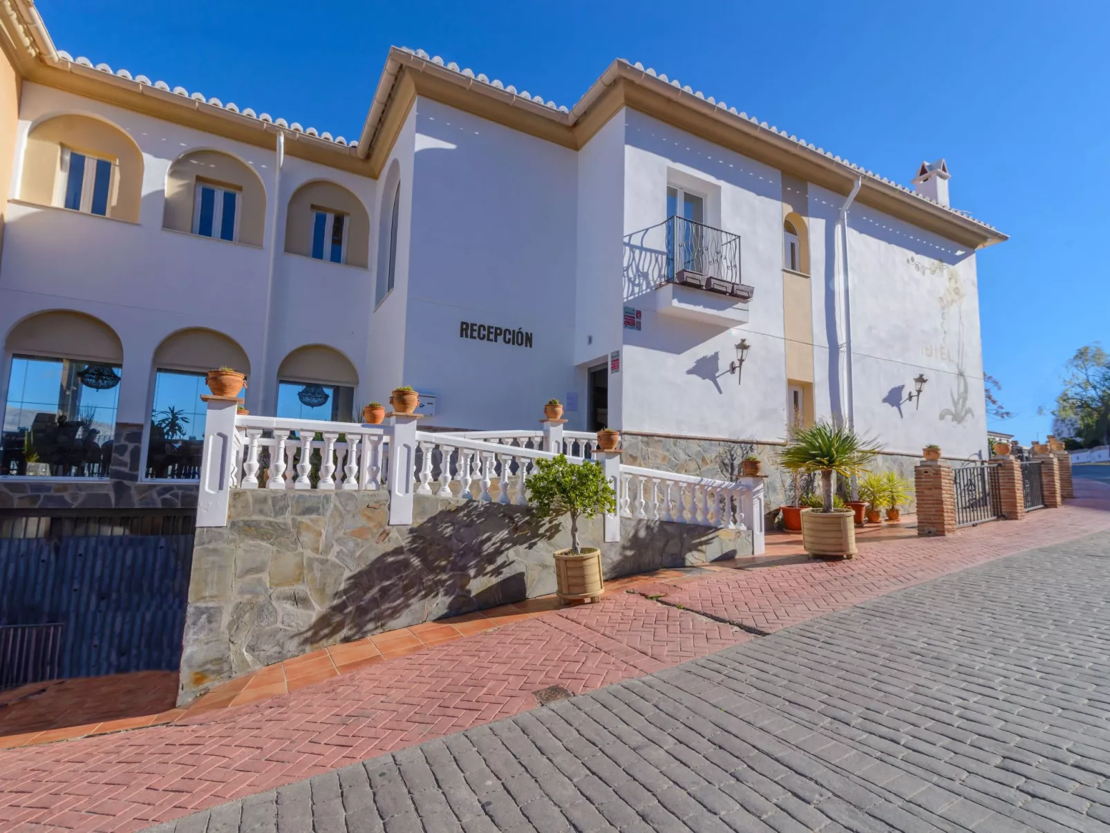 Spa-Spielzimmer mit Außen-Whirlpool und Schwimmbad