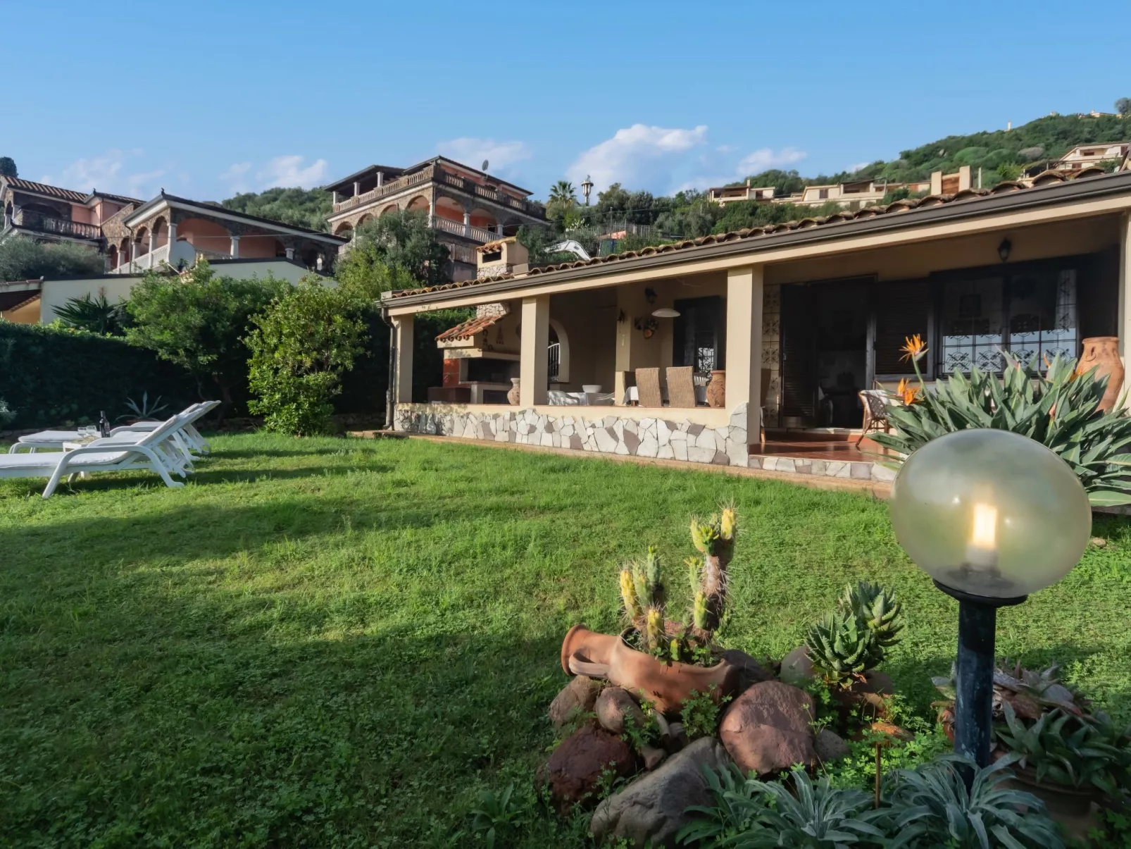Herrliche freistehende Villa mit Meerblick und nur wenige Gehminuten vom Strand