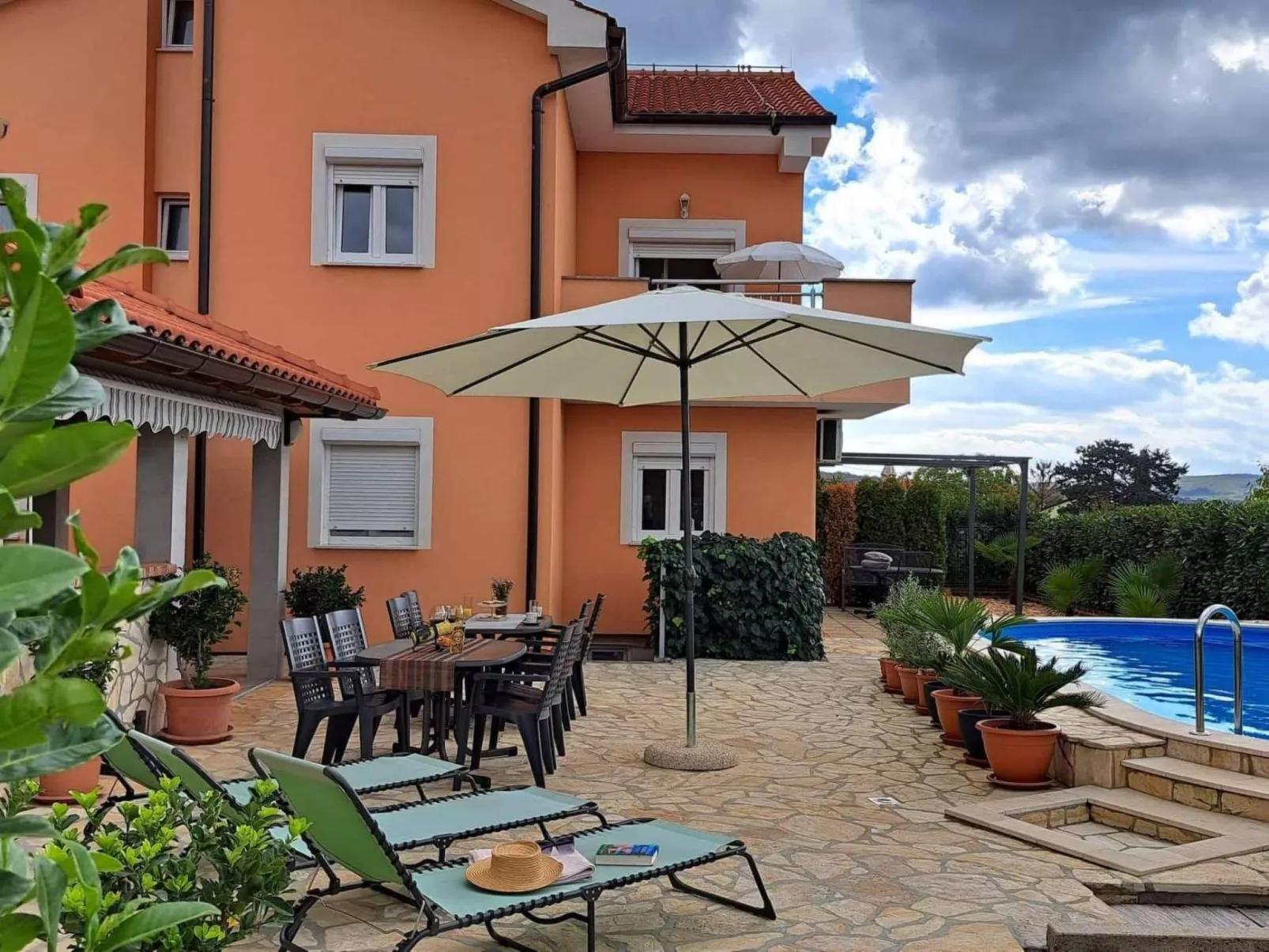 Wohnung mit Terrasse-Buiten