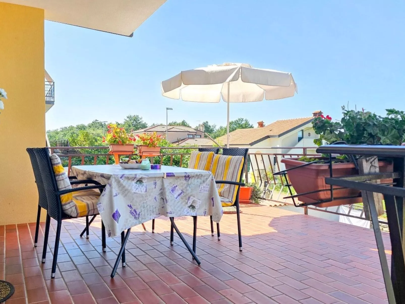 Wohnung für bis zu 6 Personen mit Schwimmbad-Buiten