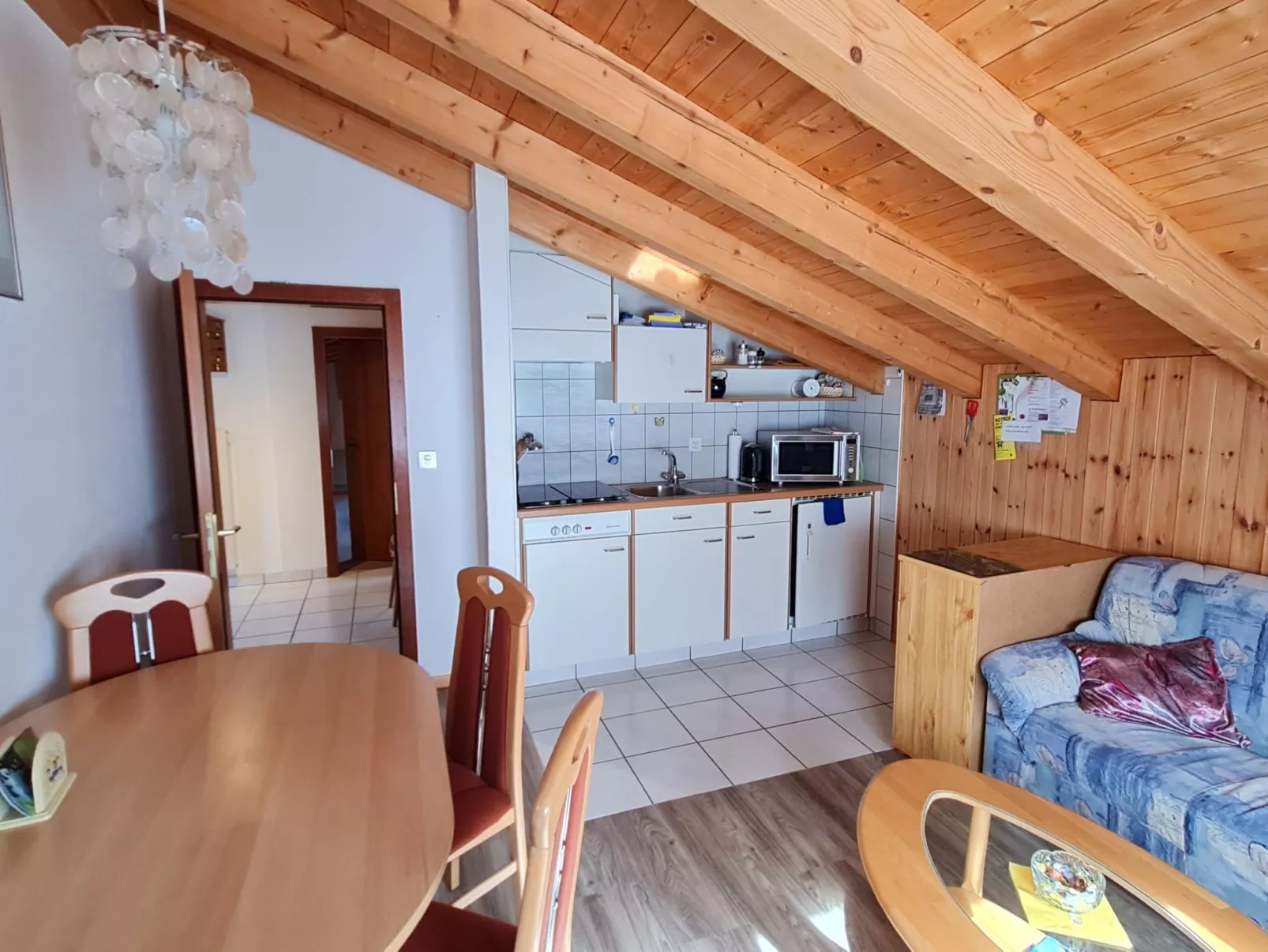 Chalet Haus (bei Einfahrt grosser Nussbaum )