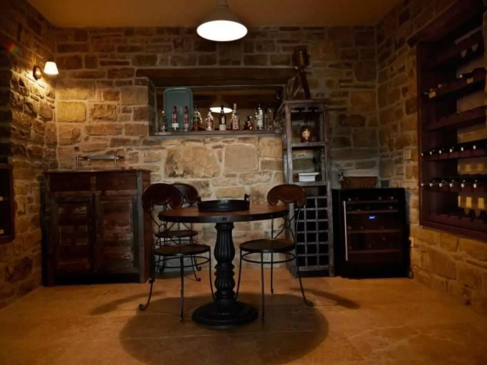 In Kostanjica mit Grill, Terrasse und Garten-Binnen