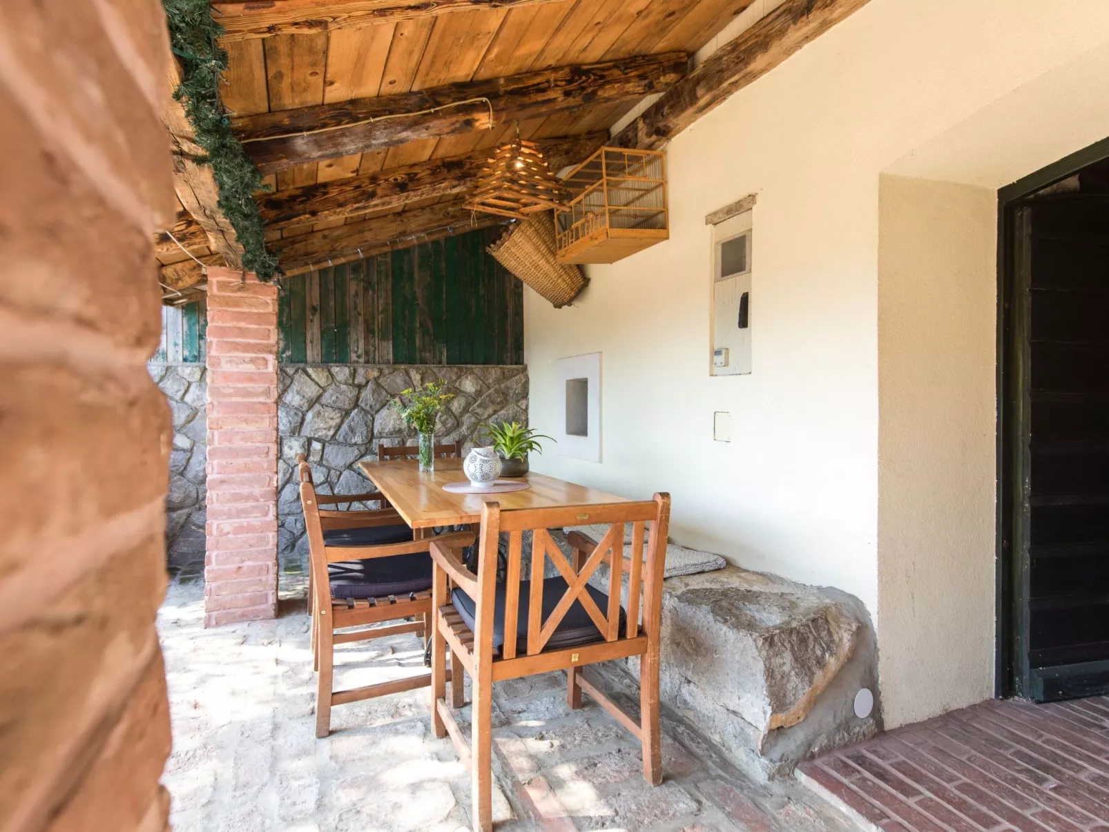 Haus mit modernem Interieur und einer alten Taverne - Buiten