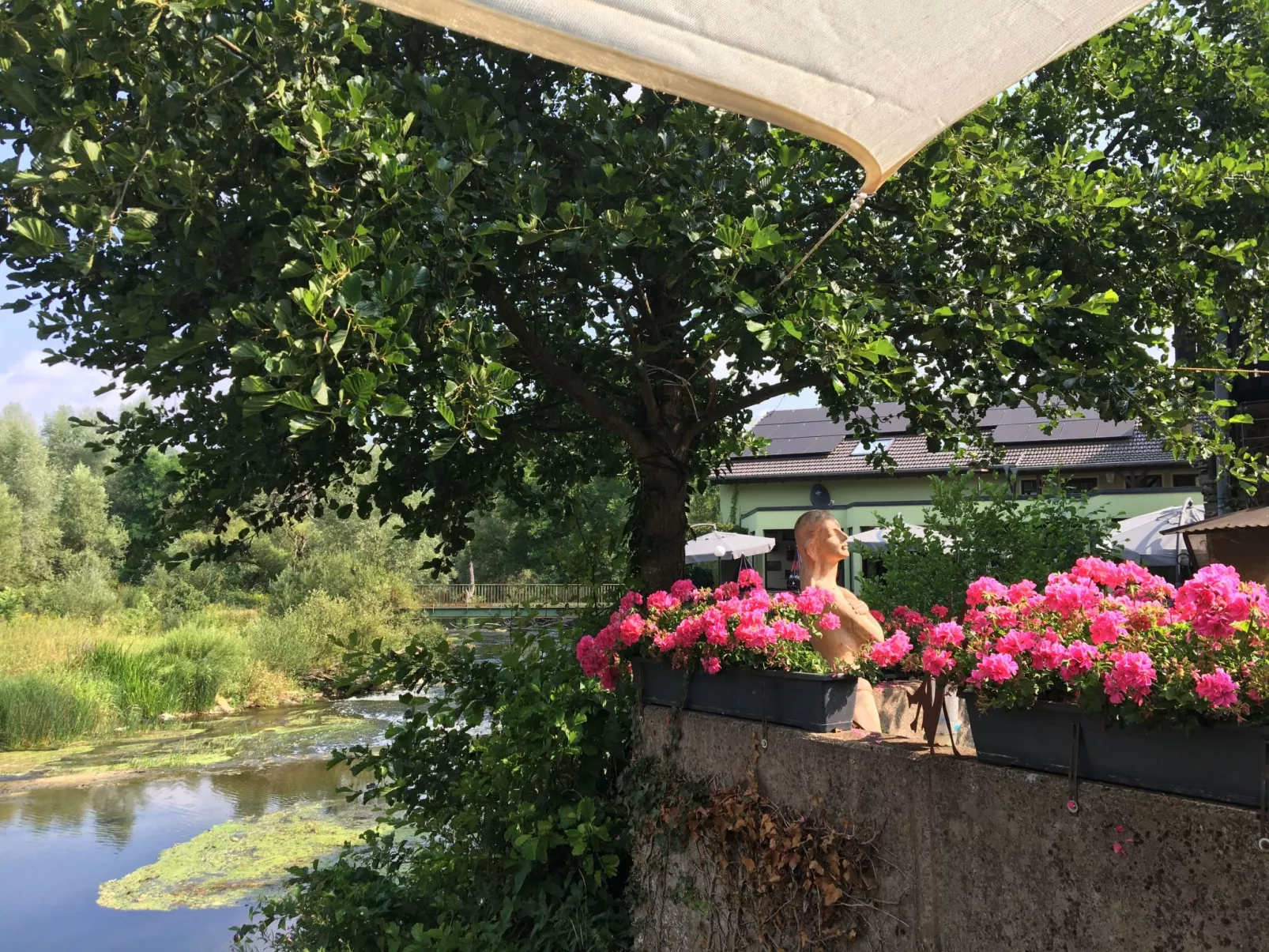 Appartement mit Balkon-Buiten