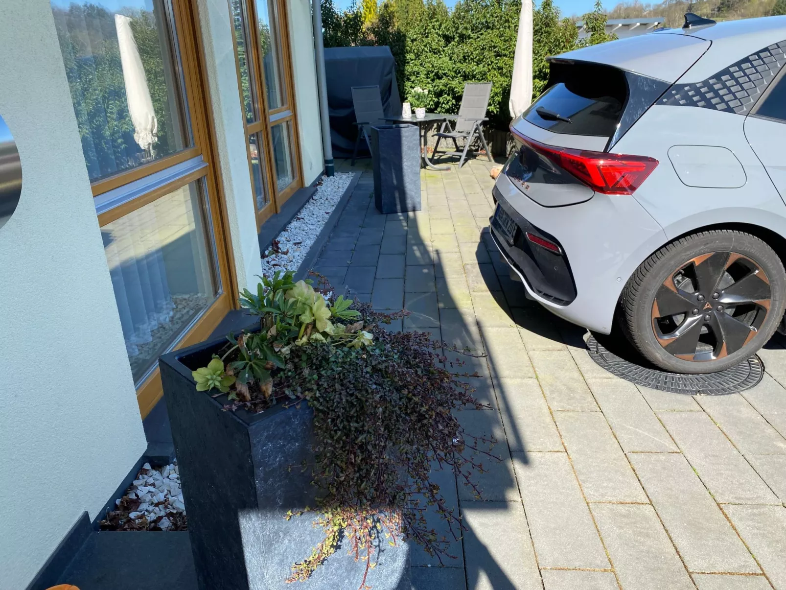 Mit Parkplatz und Terrasse-Buiten