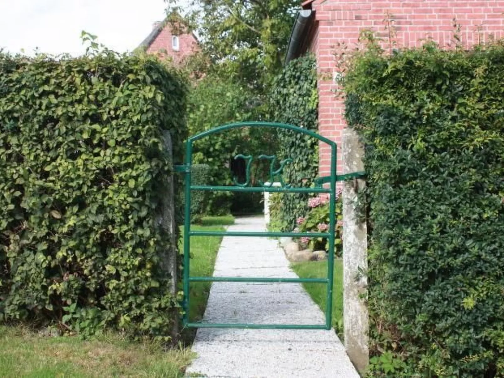 Mit Garten und Parkplatz