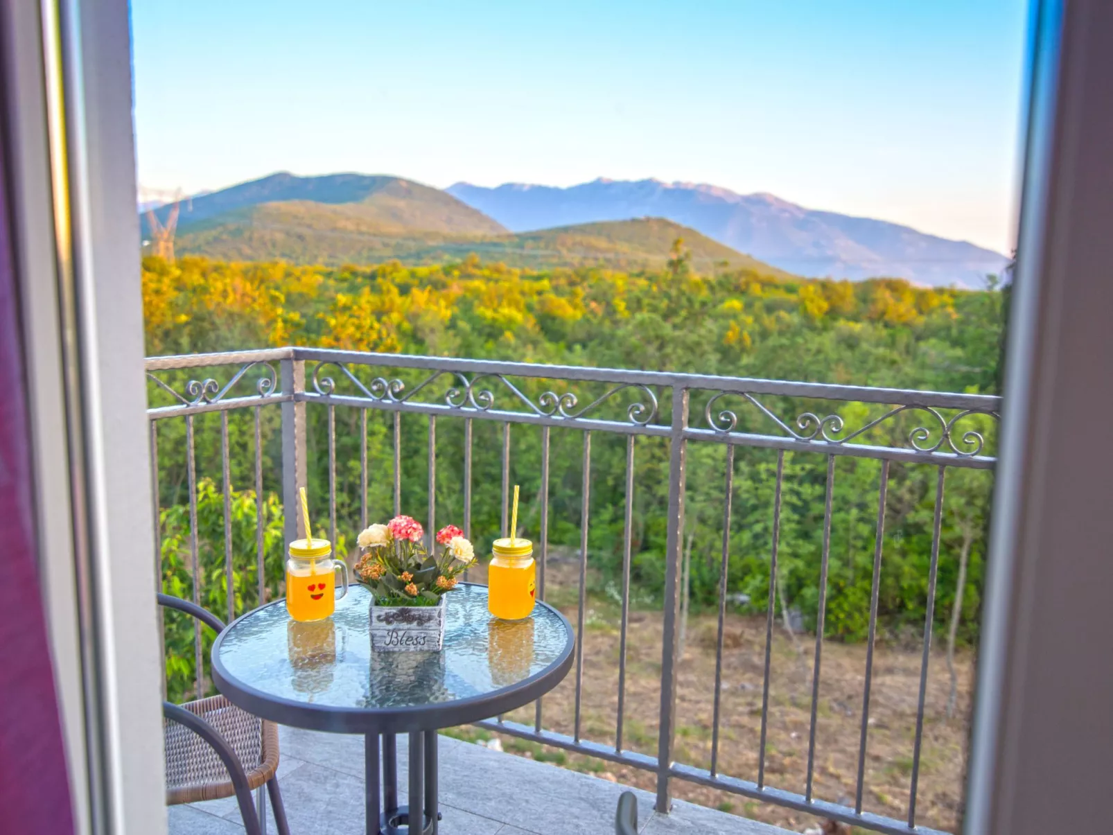 In Opanci mit beheiztem Pool, Parkplatz