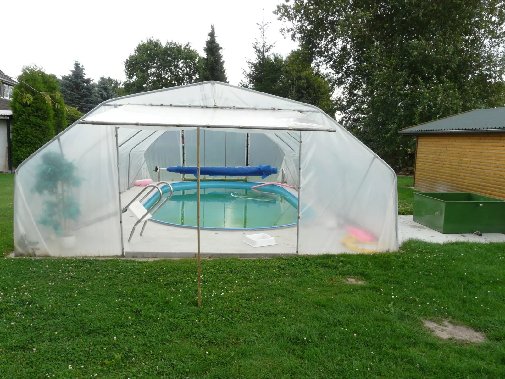 Für 16 Personen mit Terrasse-Buiten