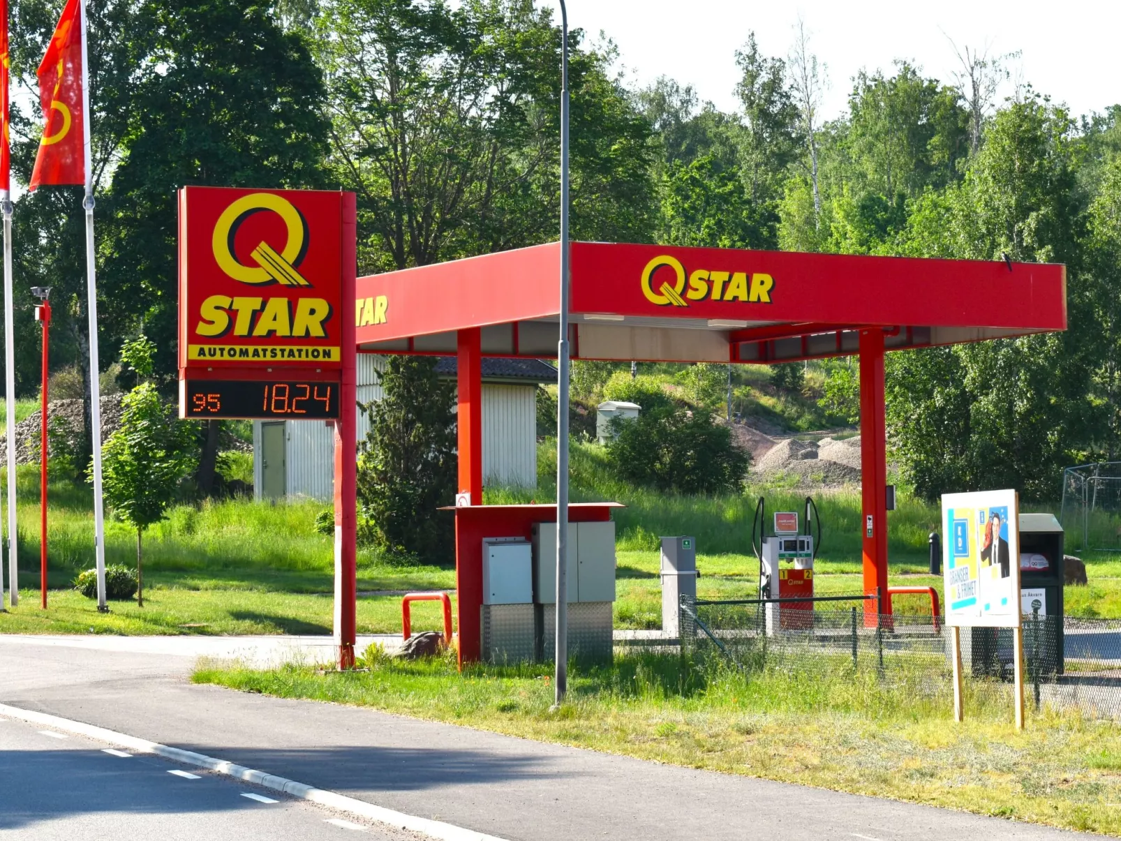 Typisch schwedisches Ferienhaus mit Garten-Buiten