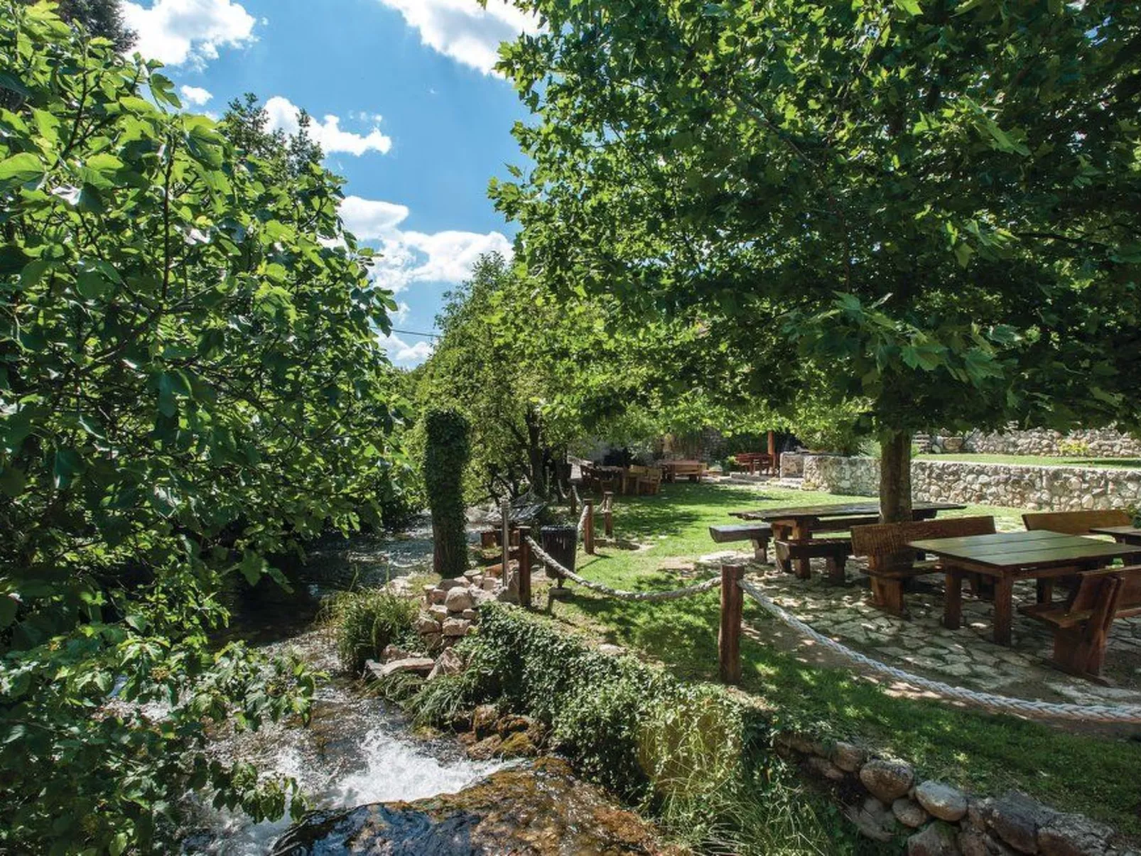 Žrnovnica, Entspannung am Flussufer-Image-tags.info